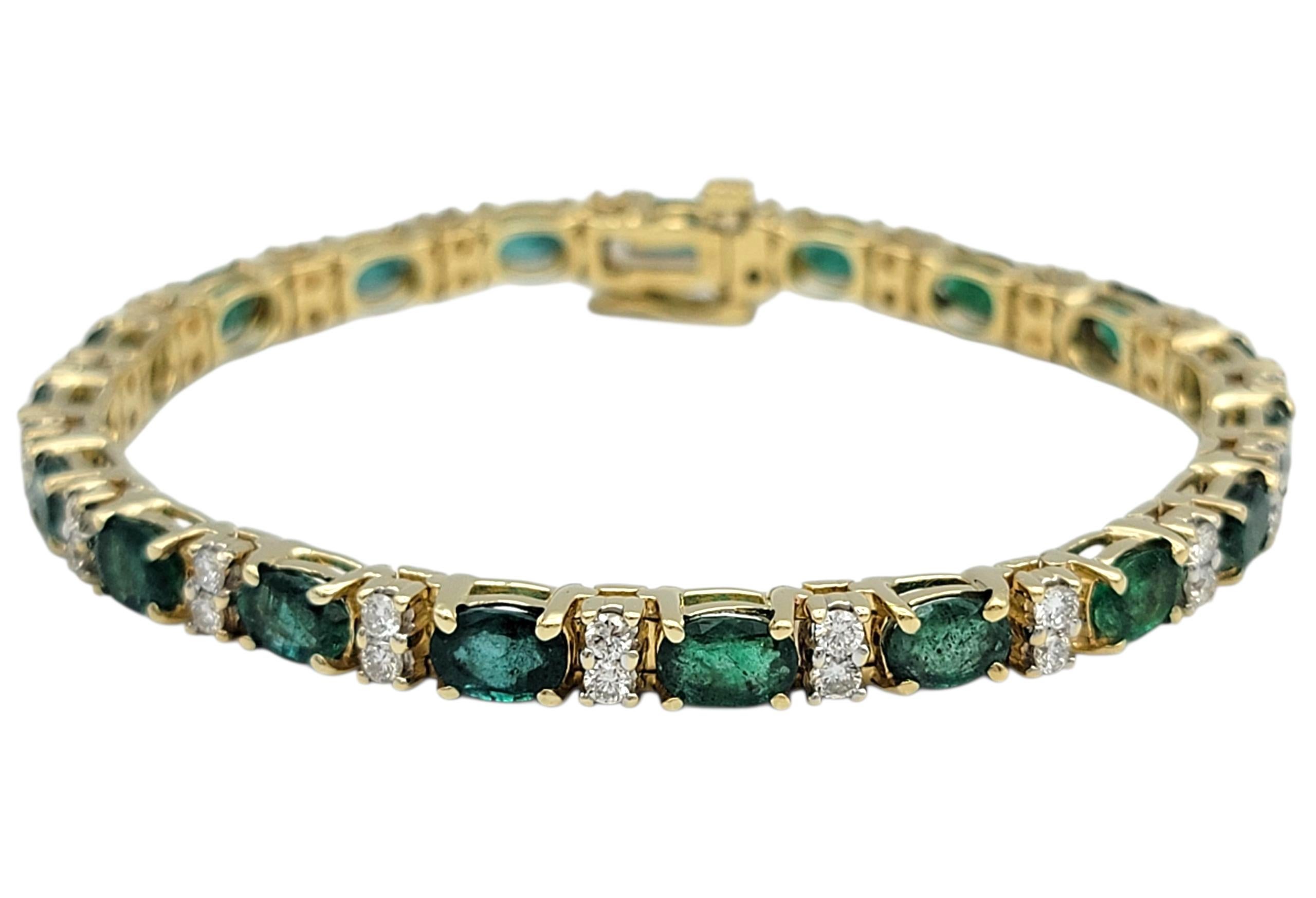Esta exquisita pulsera presenta esmeraldas talla oval alternadas con diamantes talla brillante redondos, creando un diseño de eslabones atemporal. Elaboradas en oro amarillo de 14 quilates, las vívidas esmeraldas verdes se complementan a la