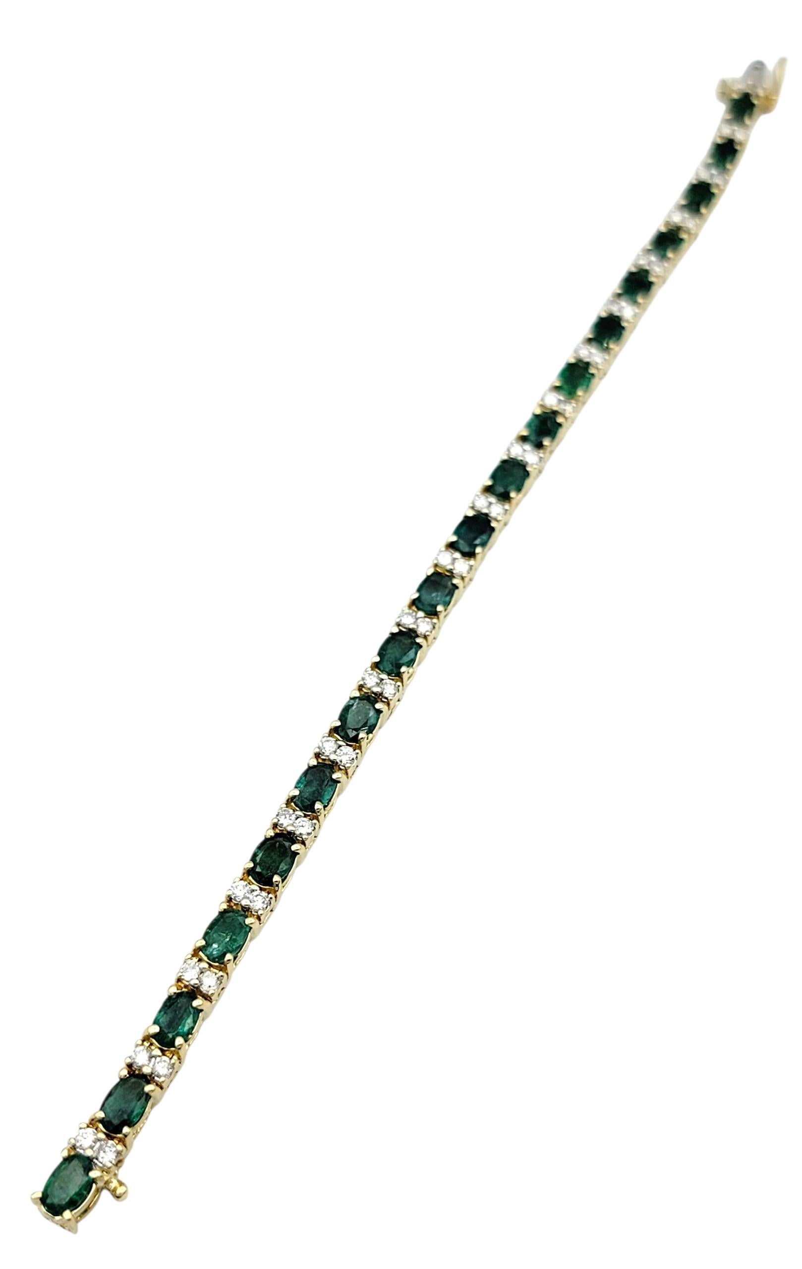 Pulsera de esmeraldas talla oval y eslabones de diamantes en oro amarillo pulido de 14 quilates Contemporáneo en venta