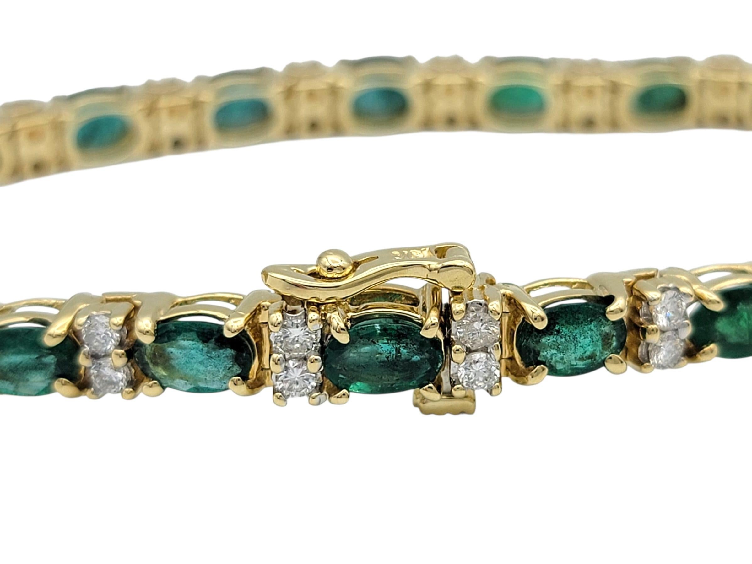 Pulsera de esmeraldas talla oval y eslabones de diamantes en oro amarillo pulido de 14 quilates en Bueno estado para la venta en Scottsdale, AZ