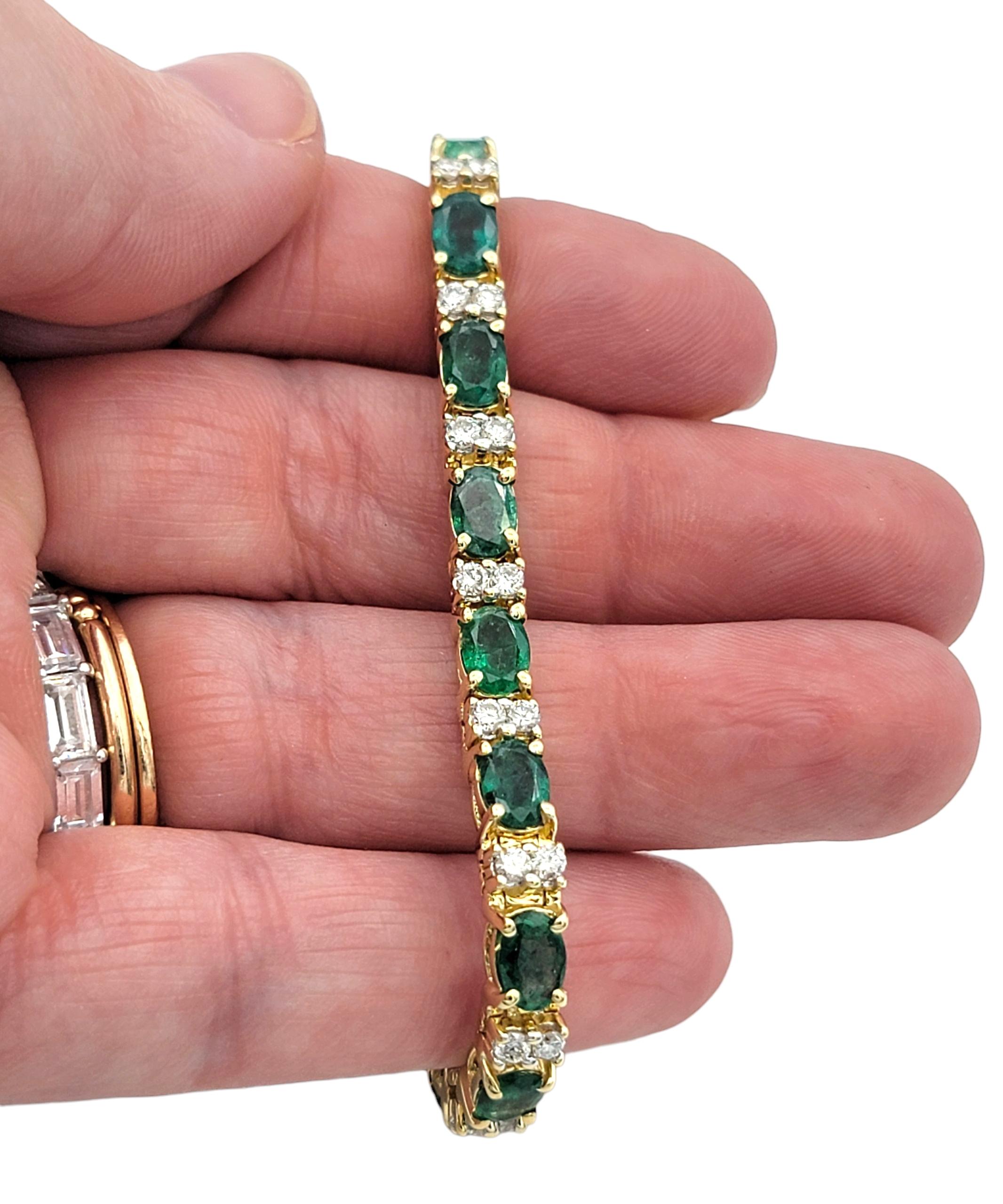 Pulsera de esmeraldas talla oval y eslabones de diamantes en oro amarillo pulido de 14 quilates en venta 2