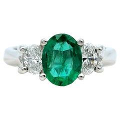 Ring mit drei Steinen aus poliertem 14 Karat Weißgold mit Smaragd im Ovalschliff und Diamanten