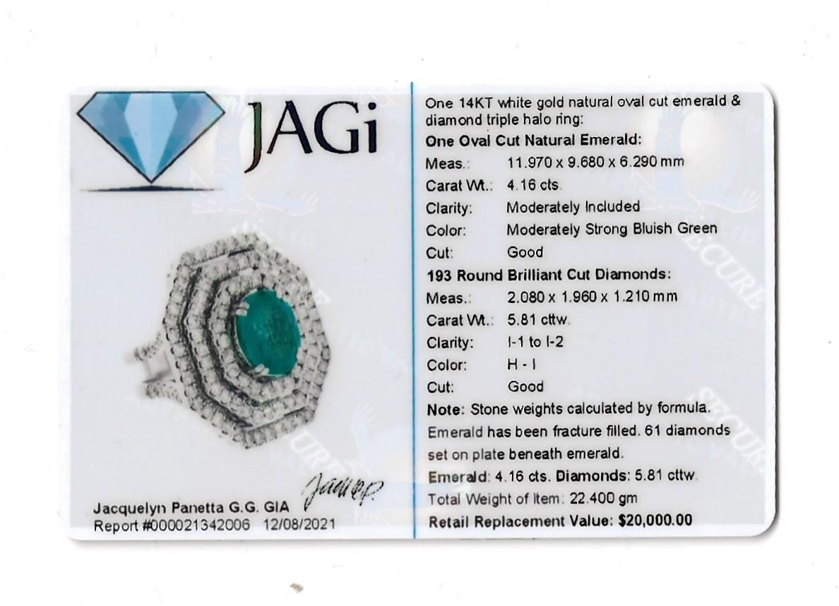 Bague cocktail à tige fendue en or 14 carats avec émeraude taille ovale et triple halo de diamants en vente 10