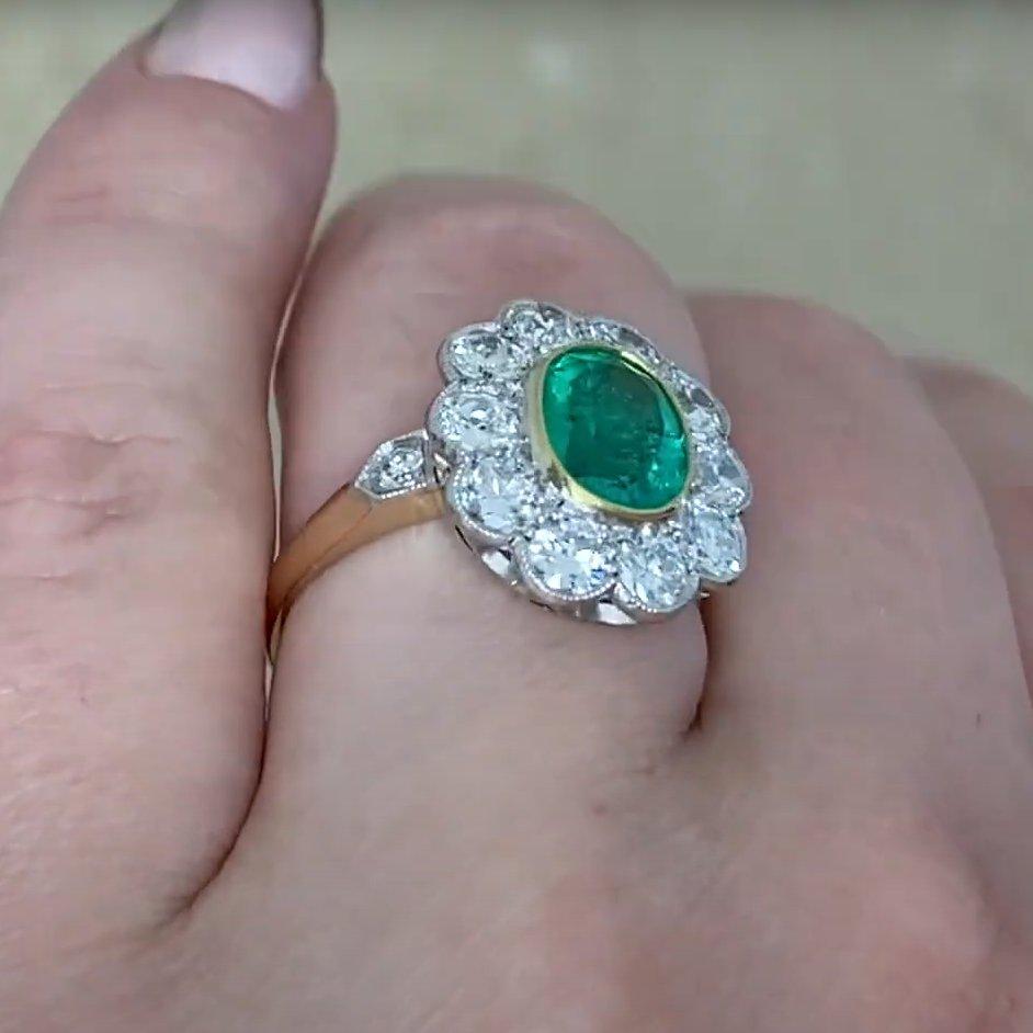 Art Déco Smeraldo taglio ovale (circa 1,20 carati) con diamante (circa 1,5 carati) Anello a raggiera in vendita