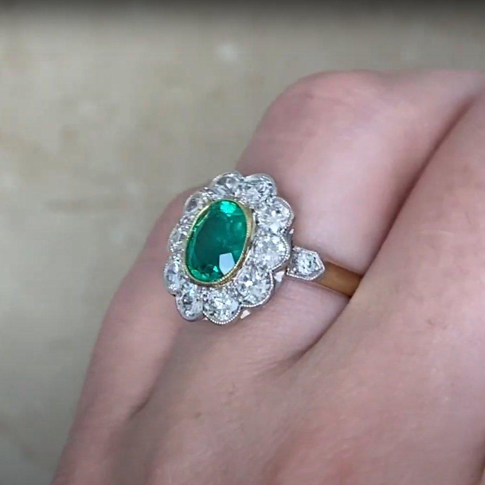 Oval geschnittener Smaragd (ca. 1,20 Karat) mit Diamant (ca. 1,5 Karat) Halo-Ring (Ovalschliff) im Angebot