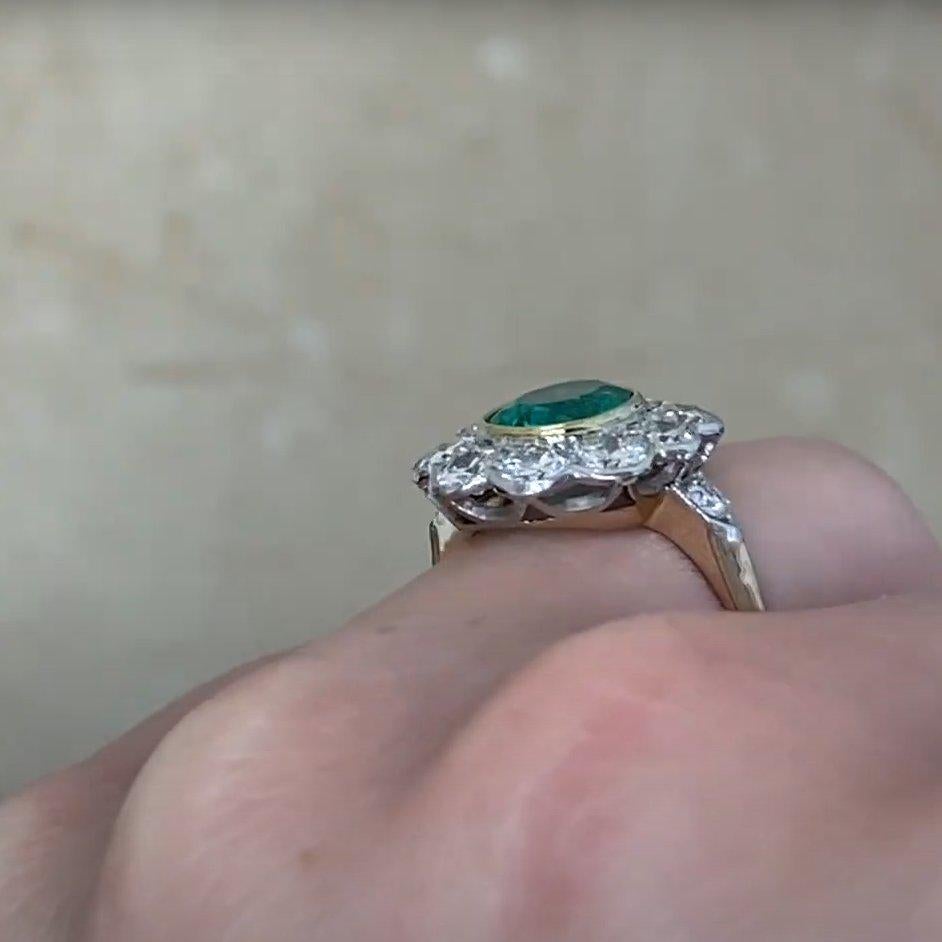 Taglio ovale Smeraldo taglio ovale (circa 1,20 carati) con diamante (circa 1,5 carati) Anello a raggiera in vendita