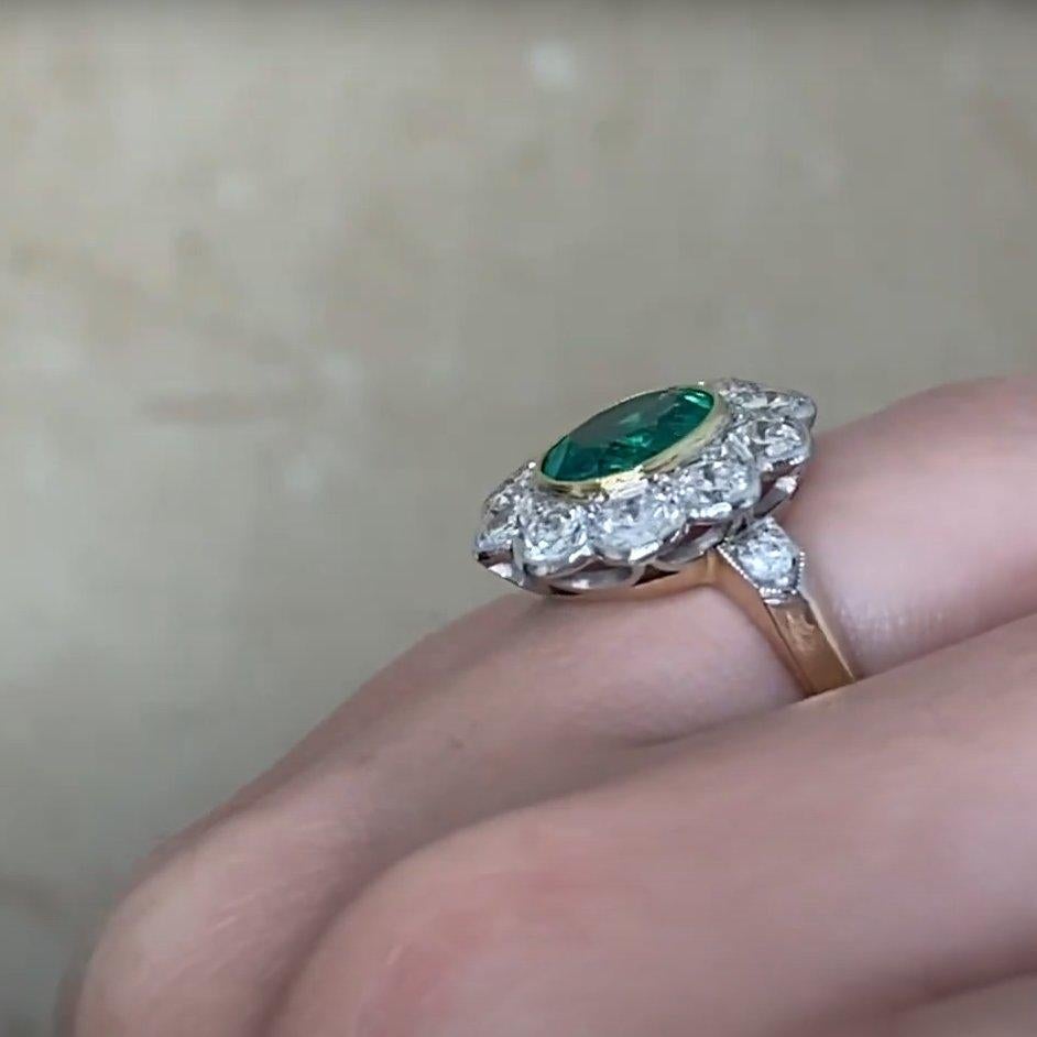 Smeraldo taglio ovale (circa 1,20 carati) con diamante (circa 1,5 carati) Anello a raggiera In condizioni ottime in vendita a New York, NY