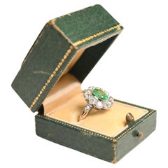 Oval geschnittener Smaragd (ca. 1,20 Karat) mit Diamant (ca. 1,5 Karat) Halo-Ring