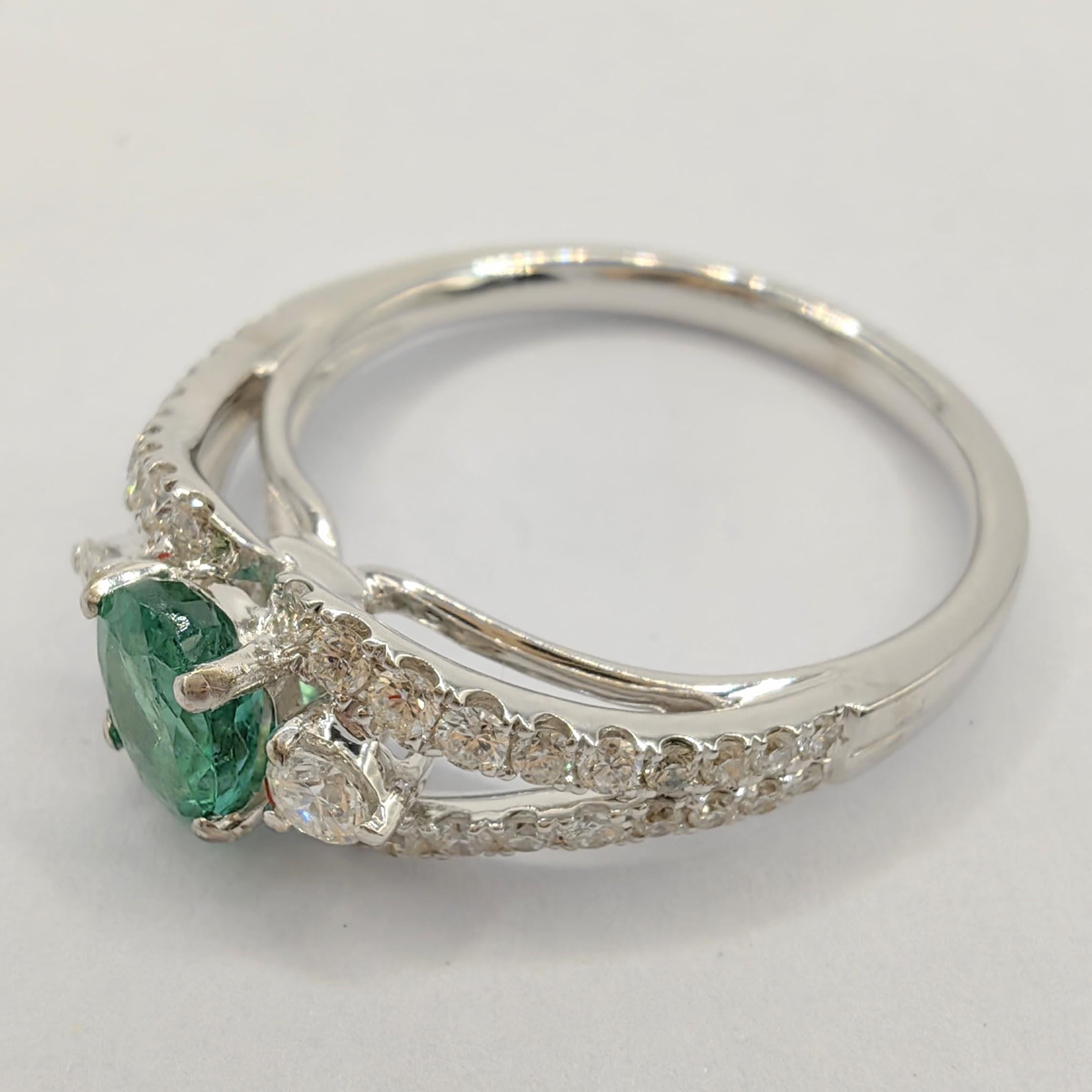 Oval-Cut Vivid Green Emerald Diamond Cluster Ring in 18k White Gold In New Condition For Sale In Wan Chai District, HK