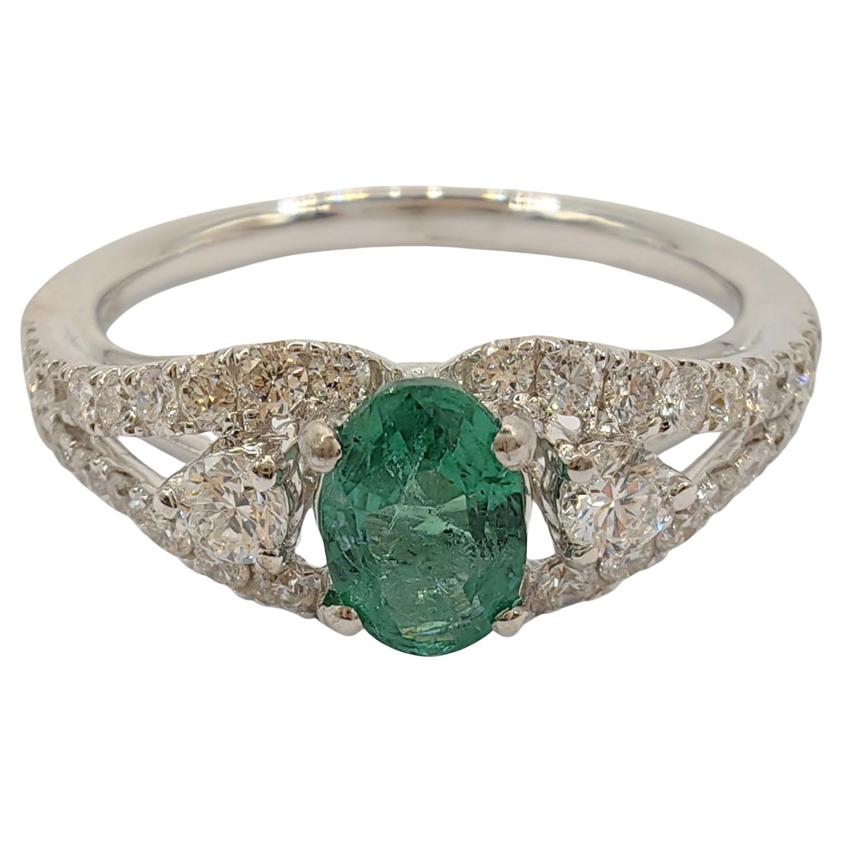 Ovaler Ovalschliff Vivid Green Smaragd-Diamant-Cluster-Ring aus 18 Karat Weißgold