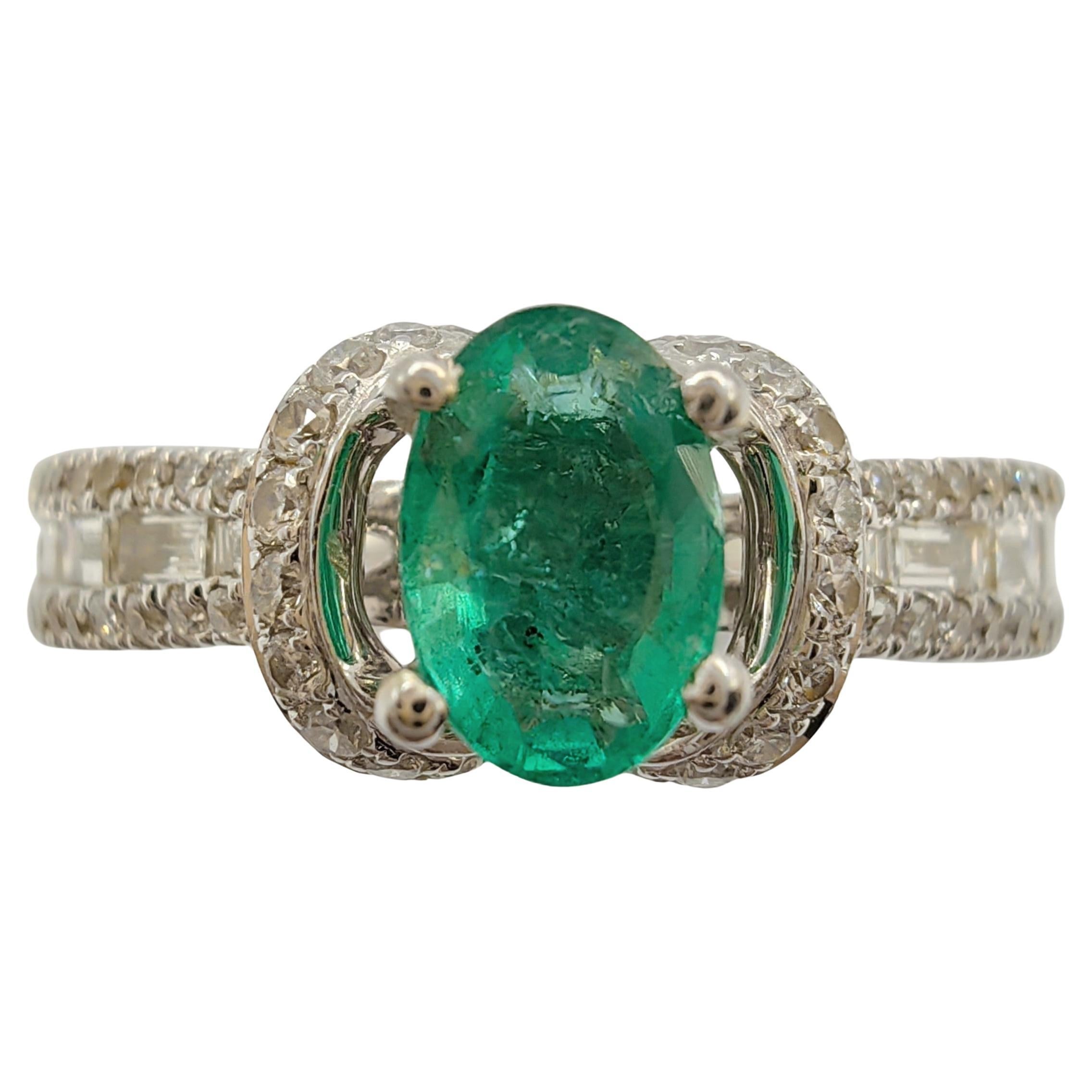 Statement-Ring mit ovalem Smaragd und mehrreihigem Diamantpavé aus 18 Karat Weißgold