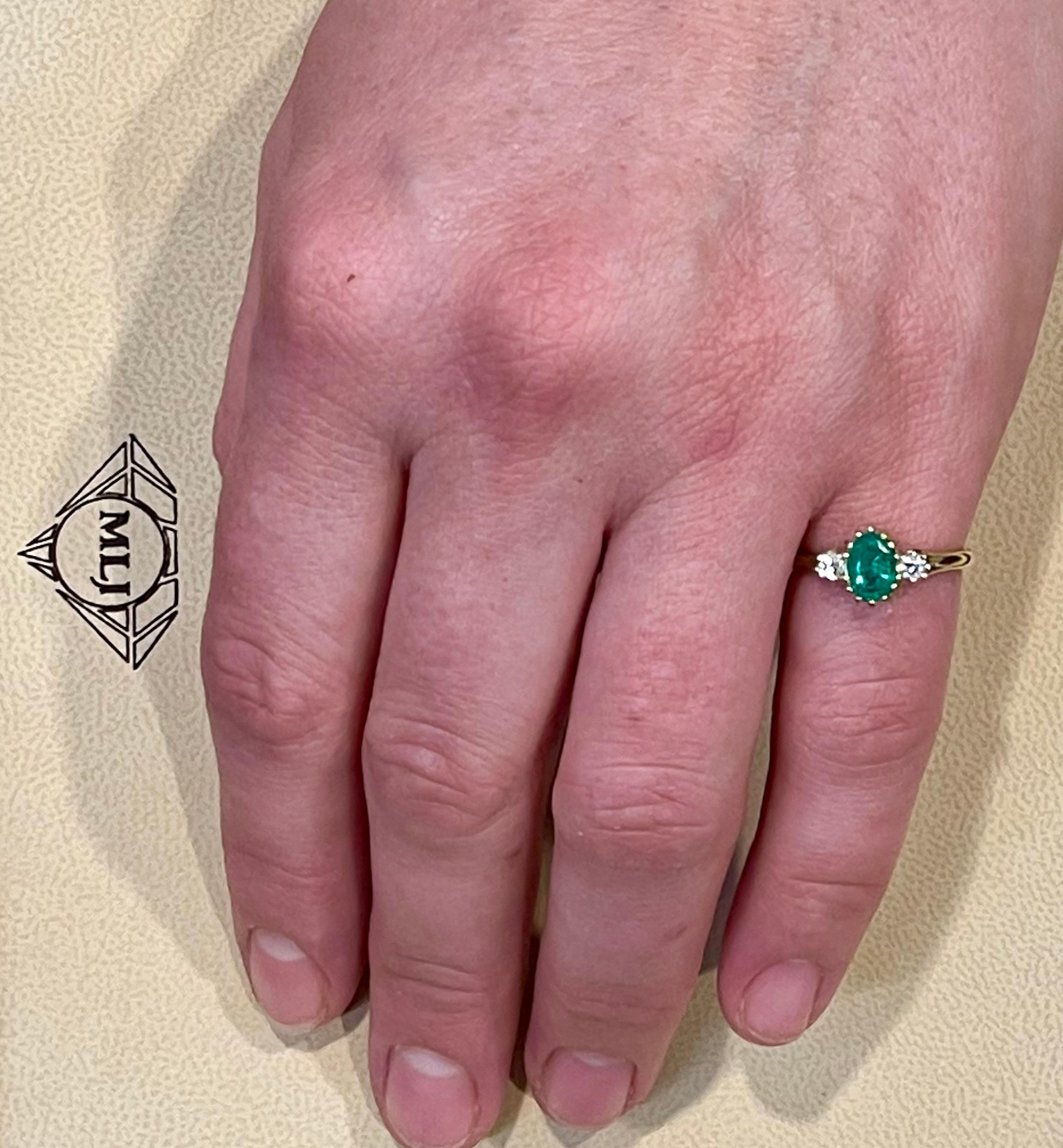 Oval Cut Emerald & Diamond Ring in 18 Karat Yellow Gold For Sale 1