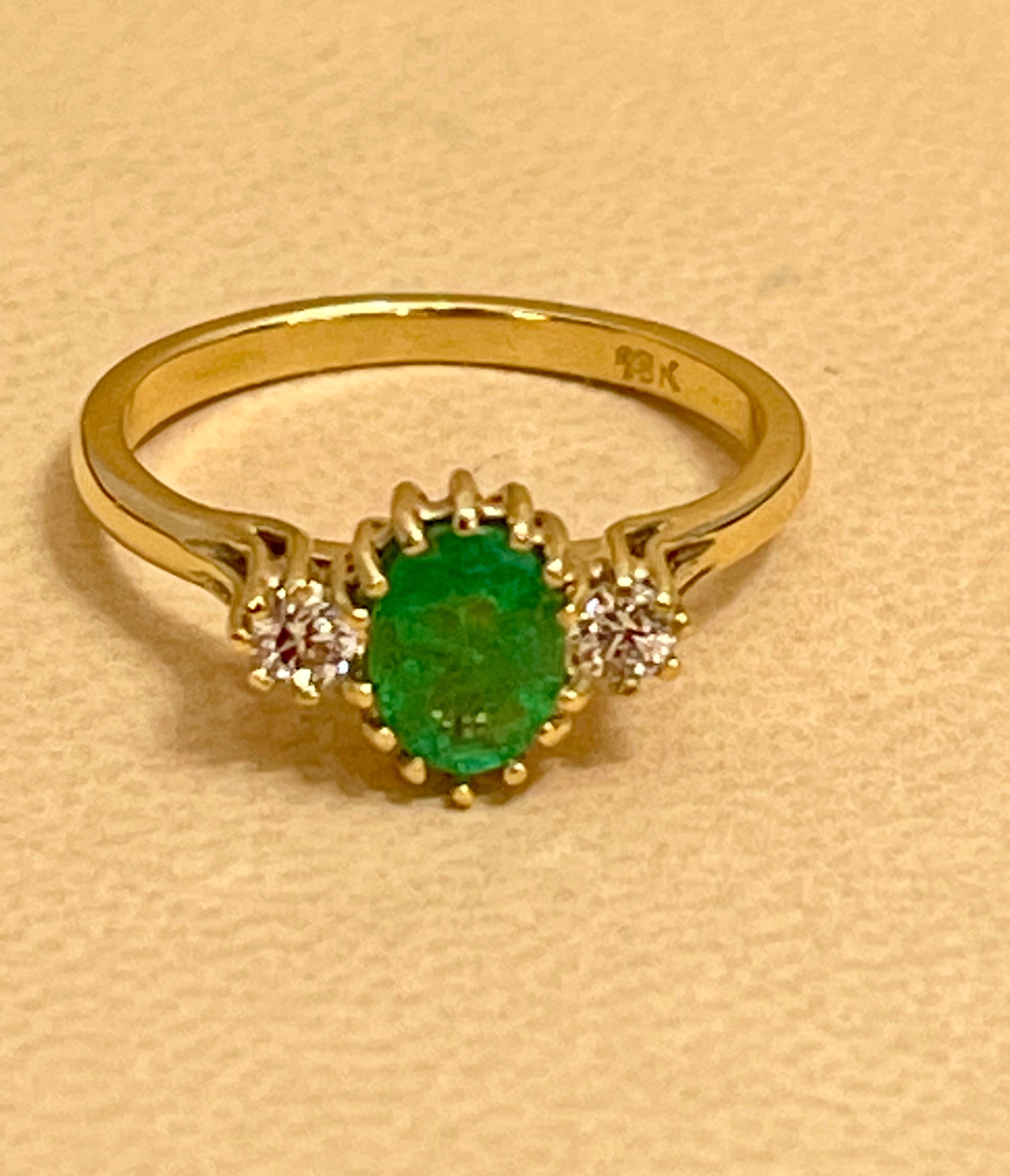Women's Oval Cut Emerald & Diamond Ring in 18 Karat Yellow Gold For Sale