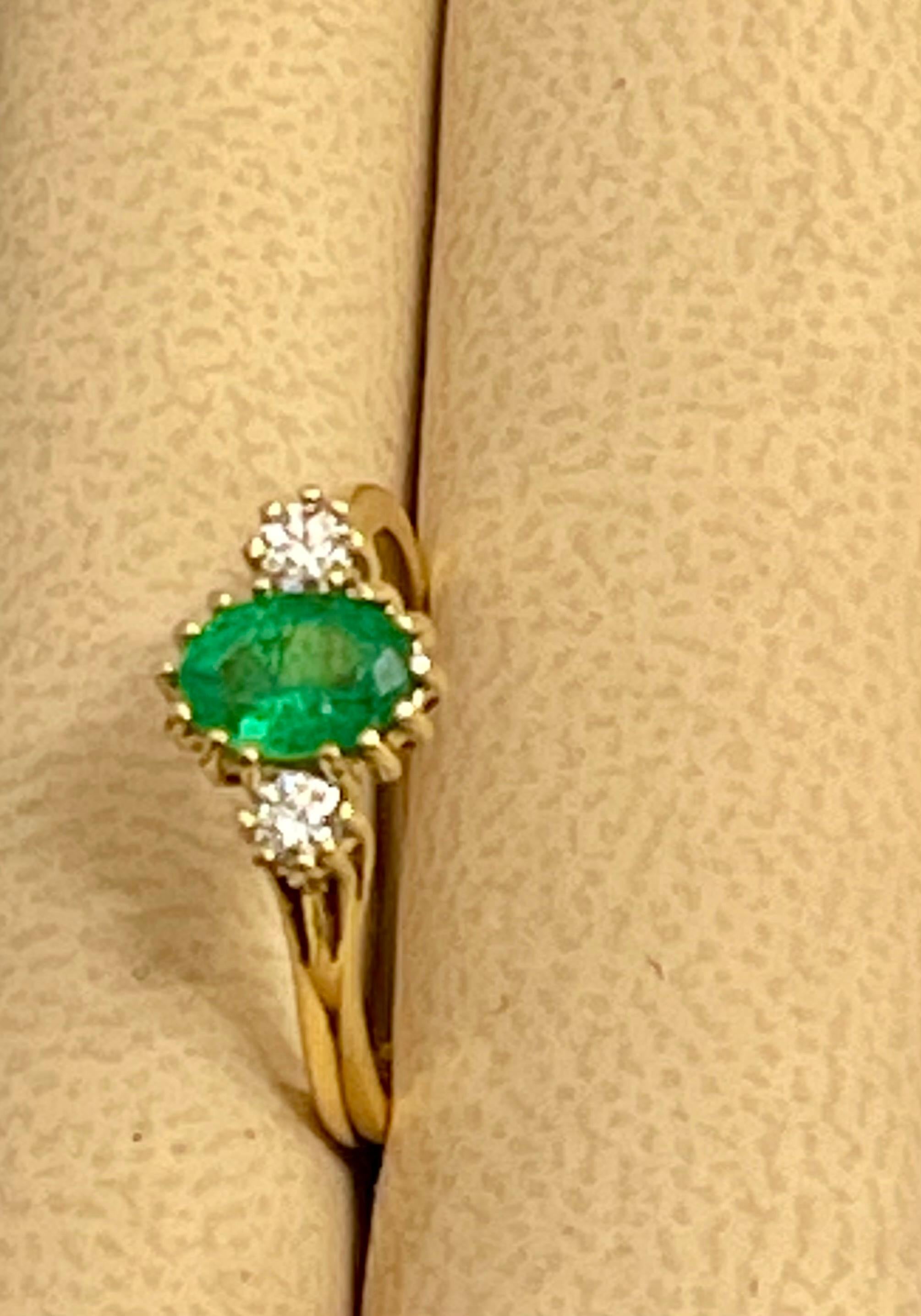 Oval Cut Emerald & Diamond Ring in 18 Karat Yellow Gold For Sale 2