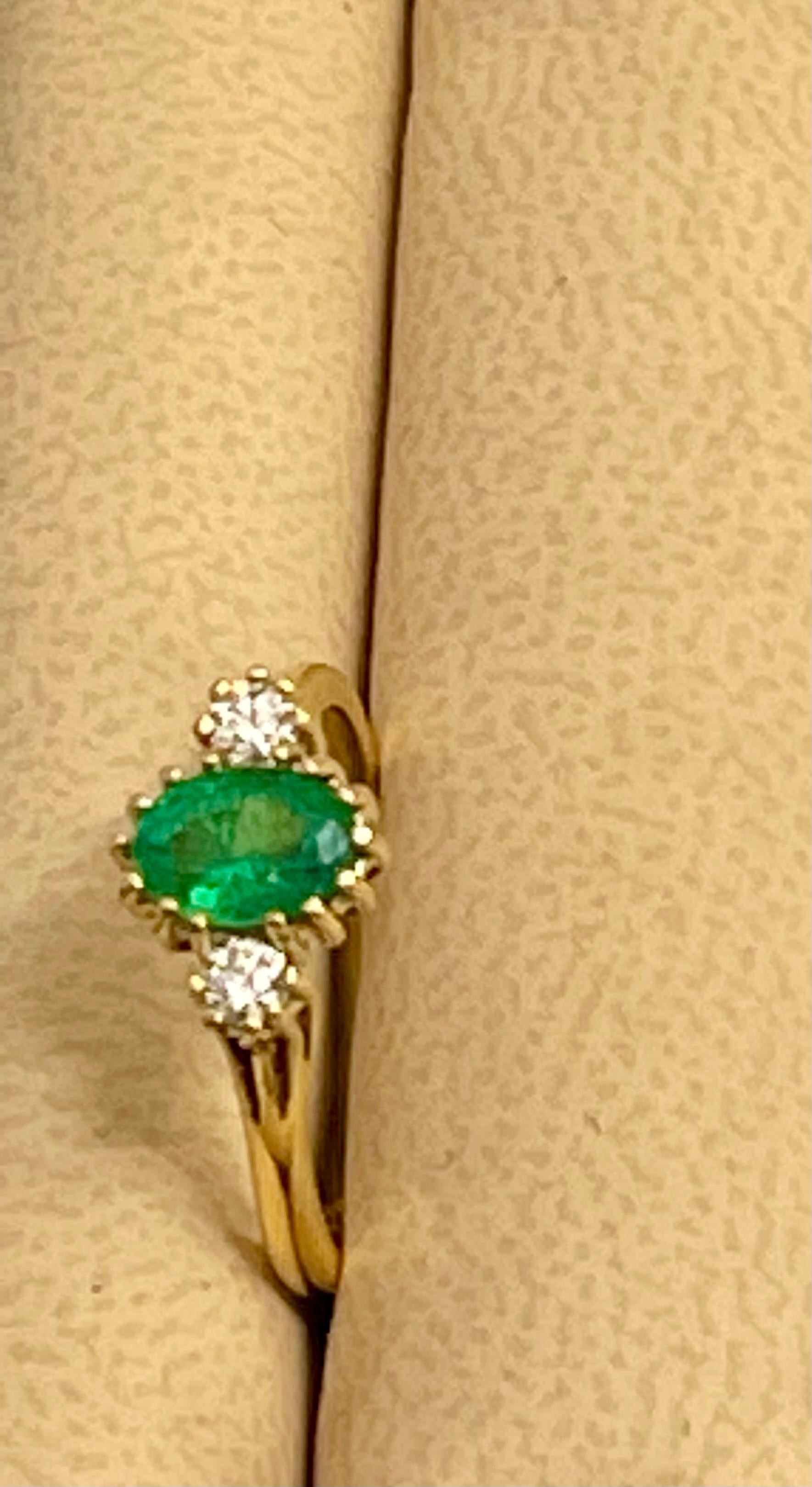 Oval Cut Emerald & Diamond Ring in 18 Karat Yellow Gold For Sale 3