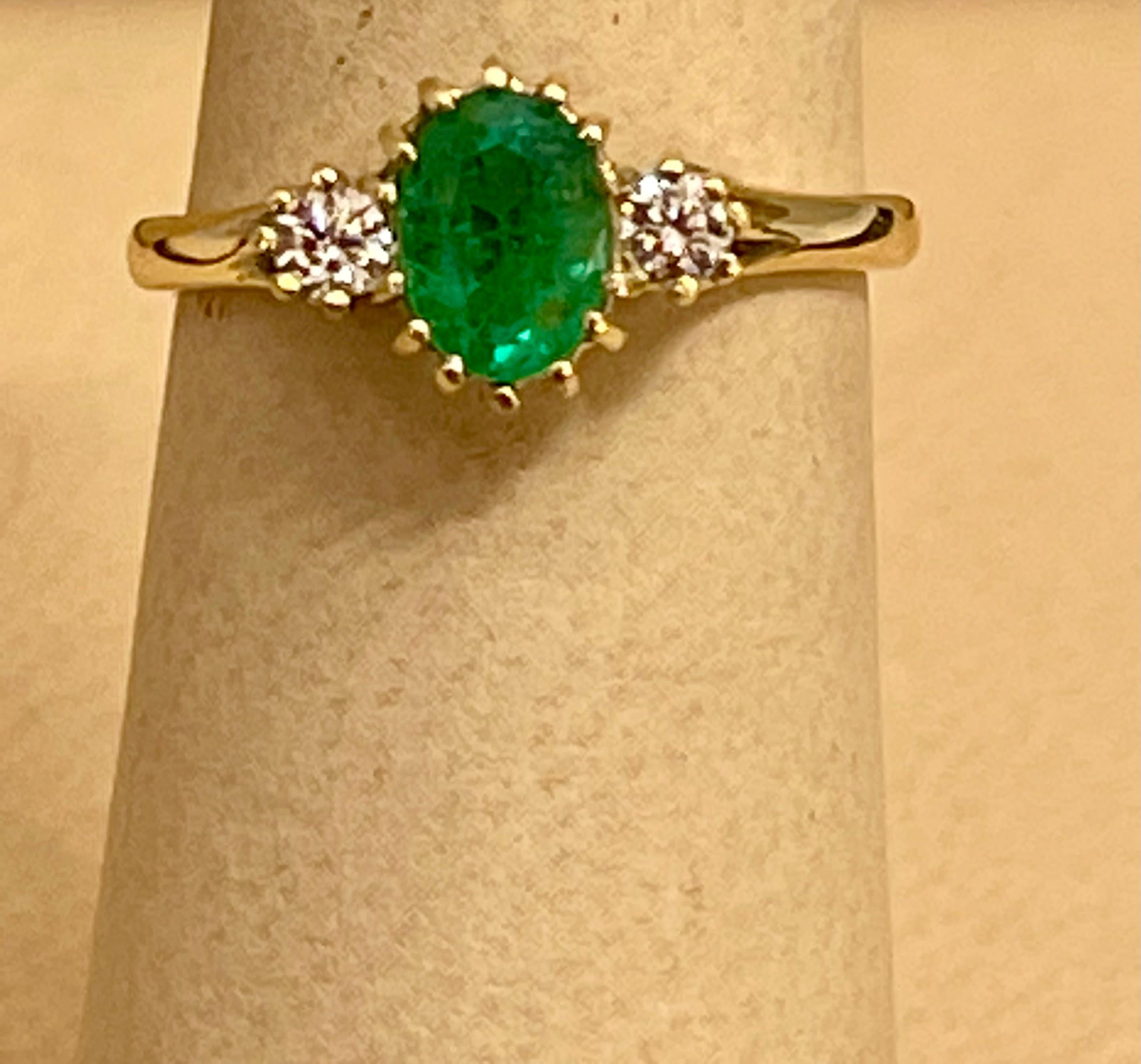Oval Cut Emerald & Diamond Ring in 18 Karat Yellow Gold For Sale 5