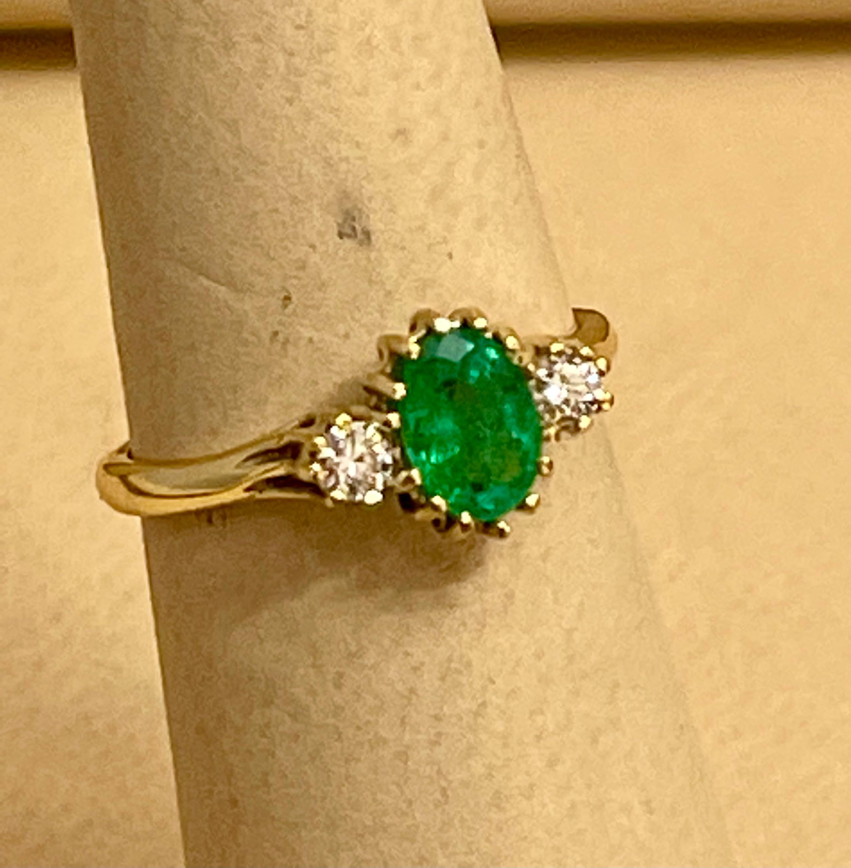 Oval Cut Emerald & Diamond Ring in 18 Karat Yellow Gold For Sale 6