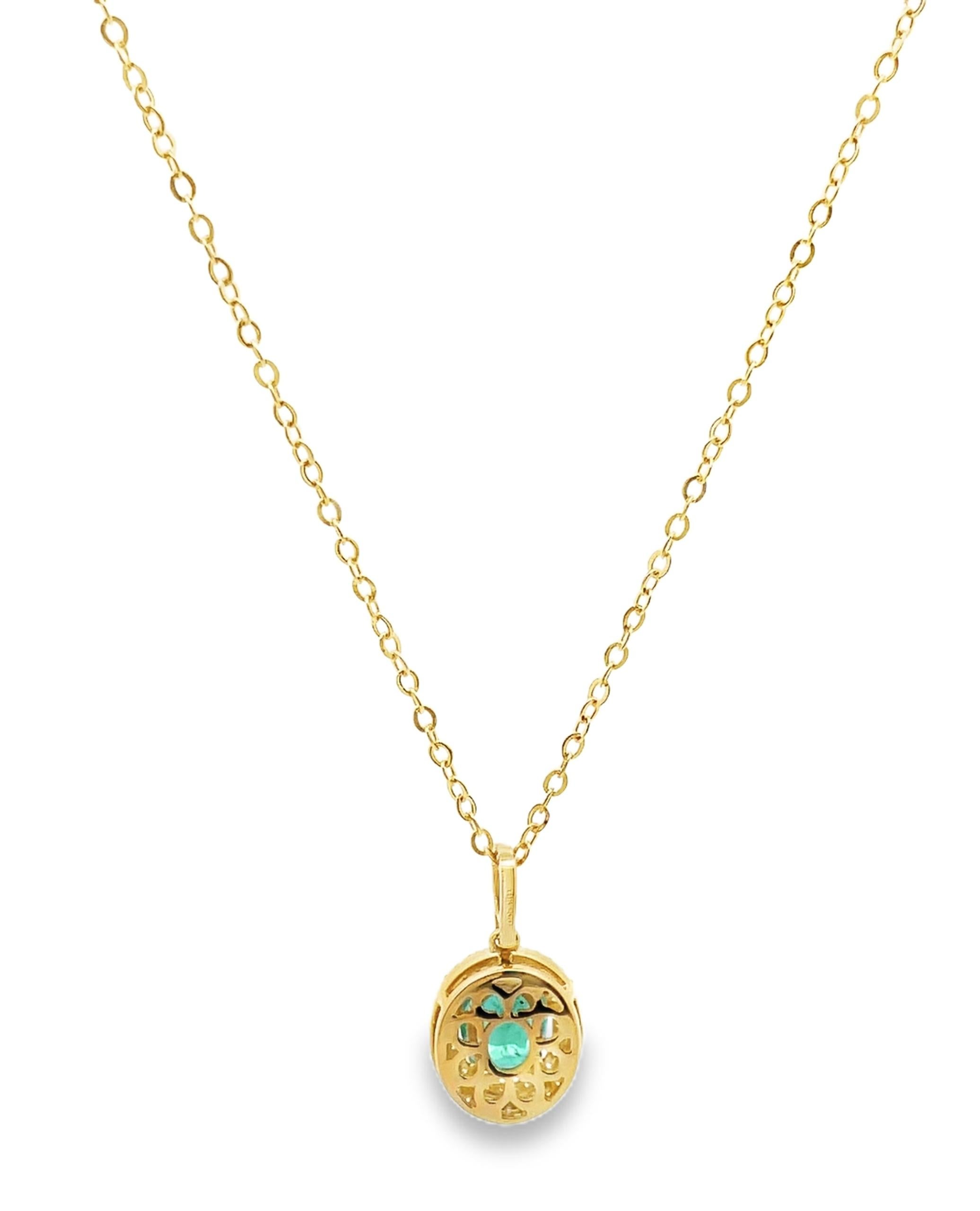 Contemporaneo Oval Cut Emerald Double Halo Necklace - 14K Yellow Gold and Diamonds in vendita