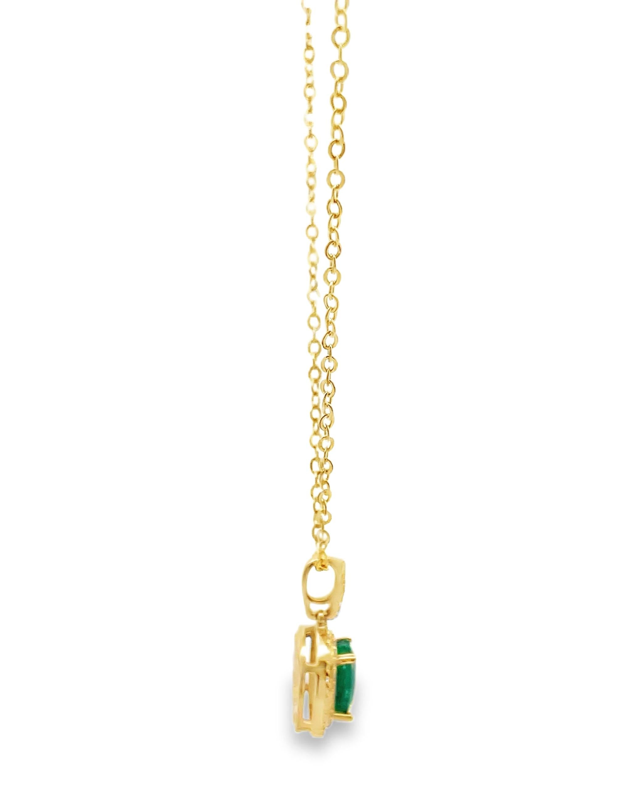 Taglio misto Oval Cut Emerald Double Halo Necklace - 14K Yellow Gold and Diamonds in vendita