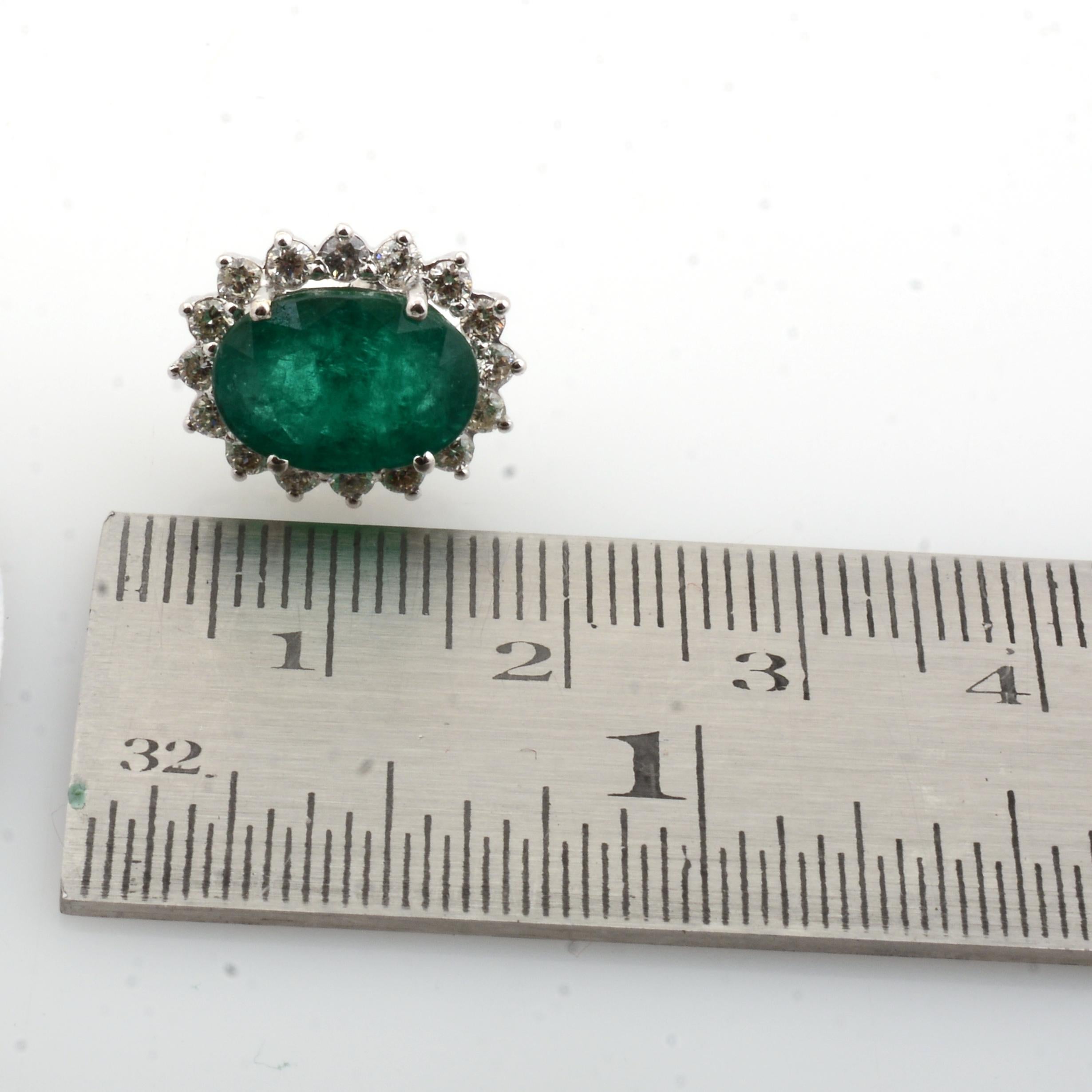 Oval geschnittener Smaragd Mai Geburtsstein Halo Diamant Ohrstecker 18 Karat Weißgold (Ovalschliff) im Angebot