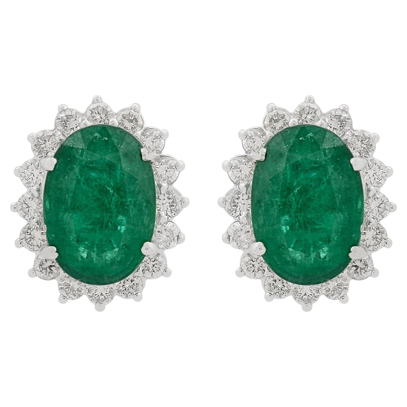 Oval geschnittener Smaragd Mai Geburtsstein Halo Diamant Ohrstecker 18 Karat Weißgold im Angebot