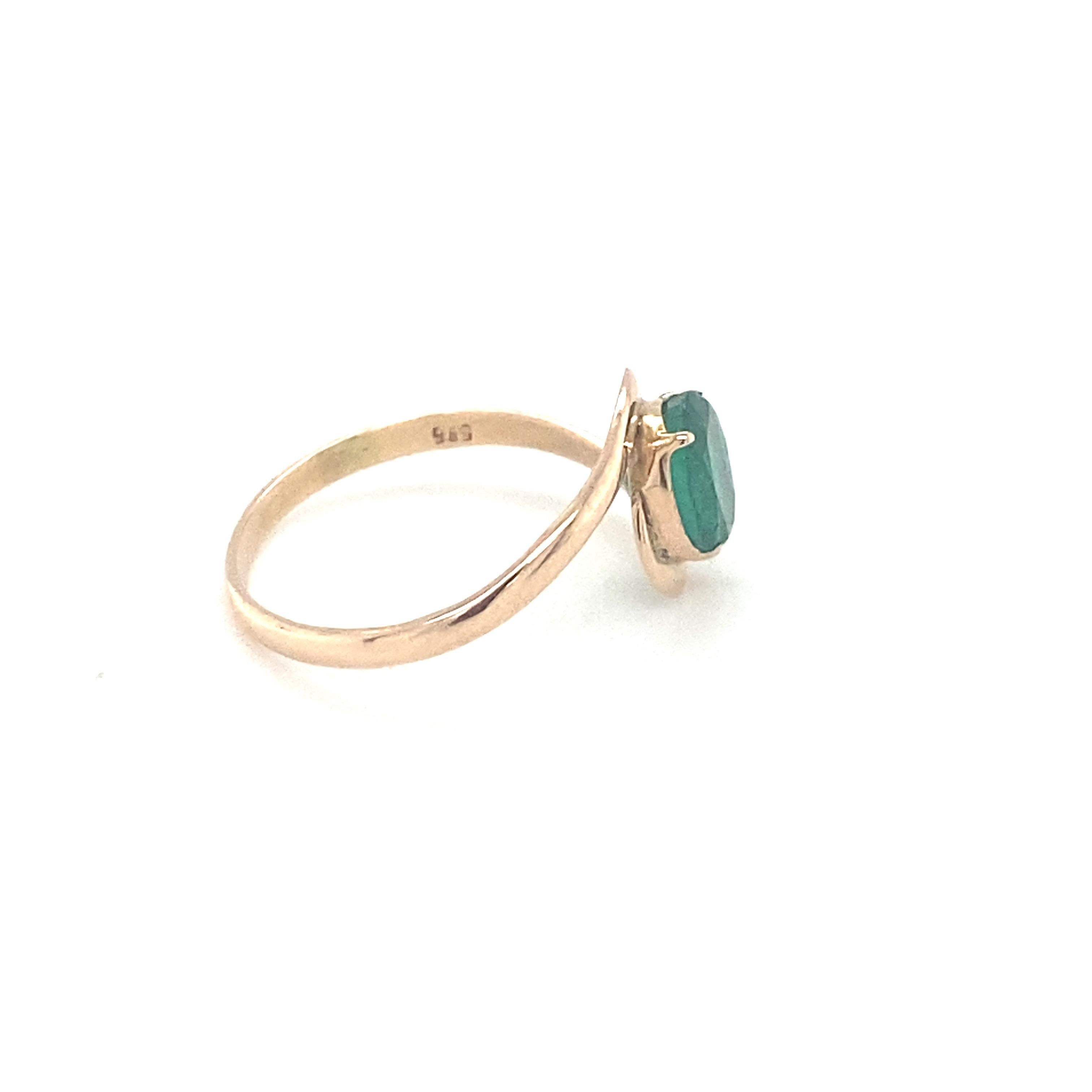 Oval Cut Emerald Yellow Gold Solitaire Ring In New Condition For Sale In Trumbull, CT