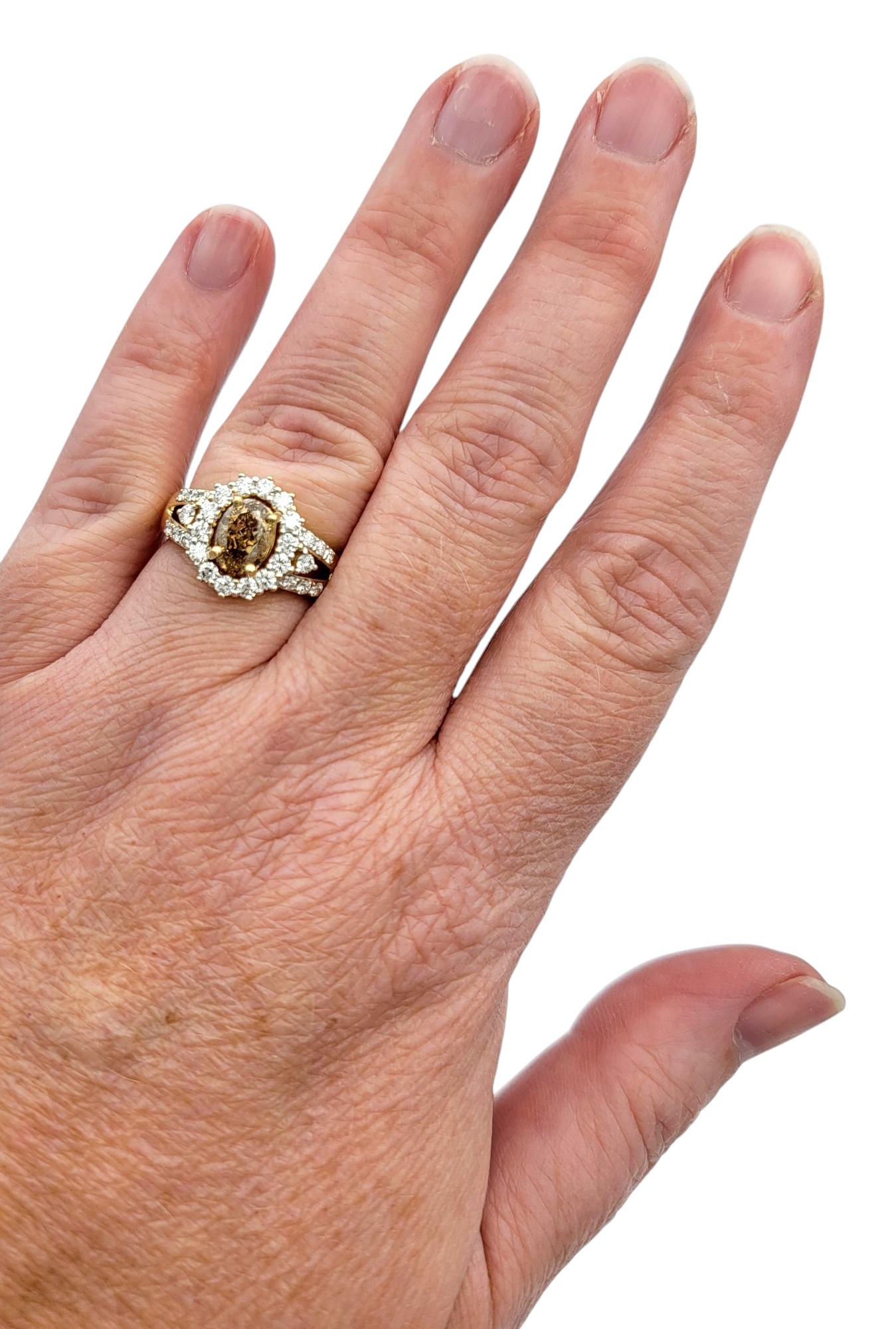 Anello a raggiera con diamanti bianchi e marroni taglio ovale in oro giallo 14 carati in vendita 4