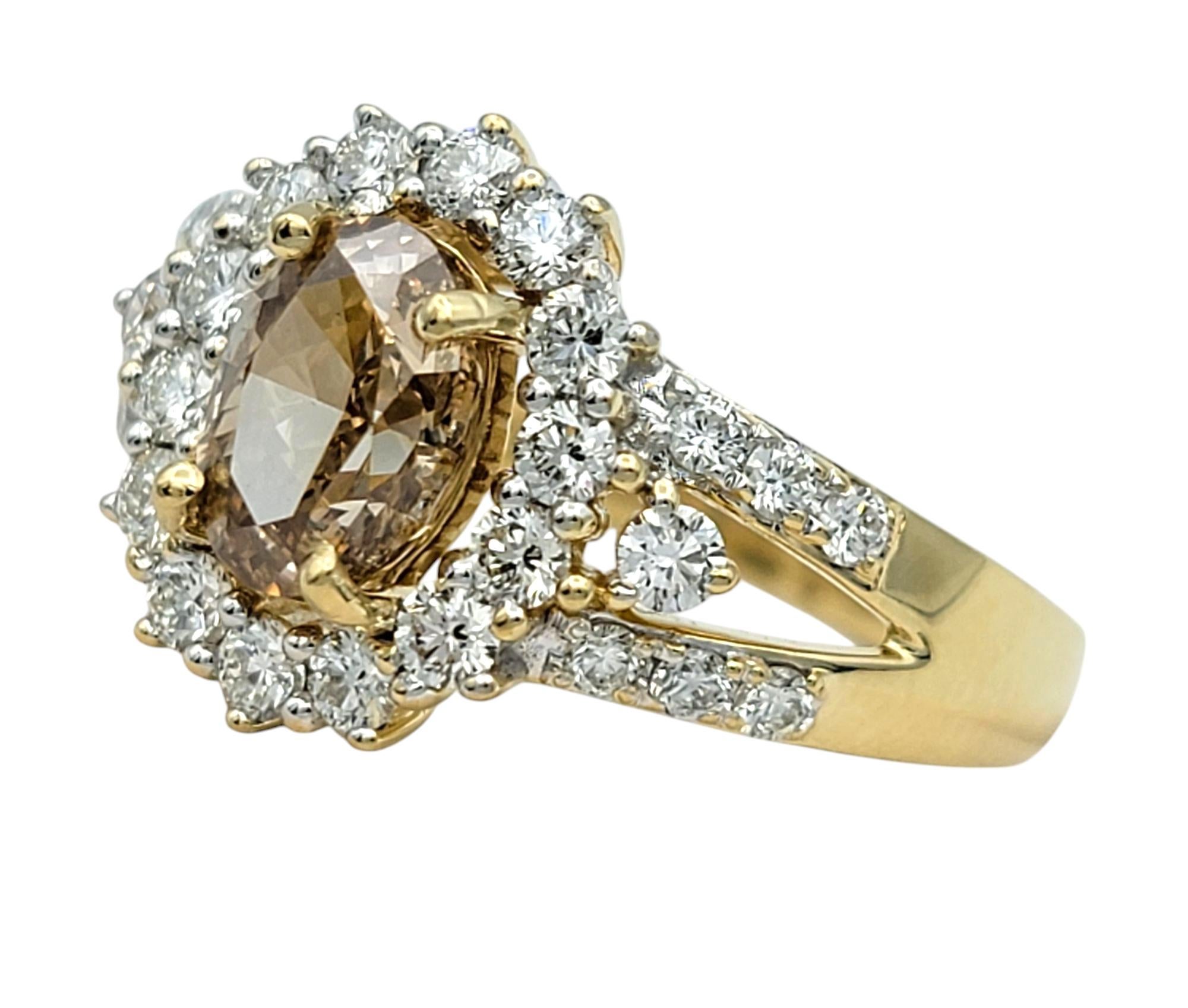 Misura dell'anello: 7

Questo anello di fidanzamento, che emana calore e raffinatezza, mette in mostra un diamante marrone chiaro unico nel suo genere. Il diamante dal taglio ovale è incastonato in una montatura a griffe e incorniciato da un doppio