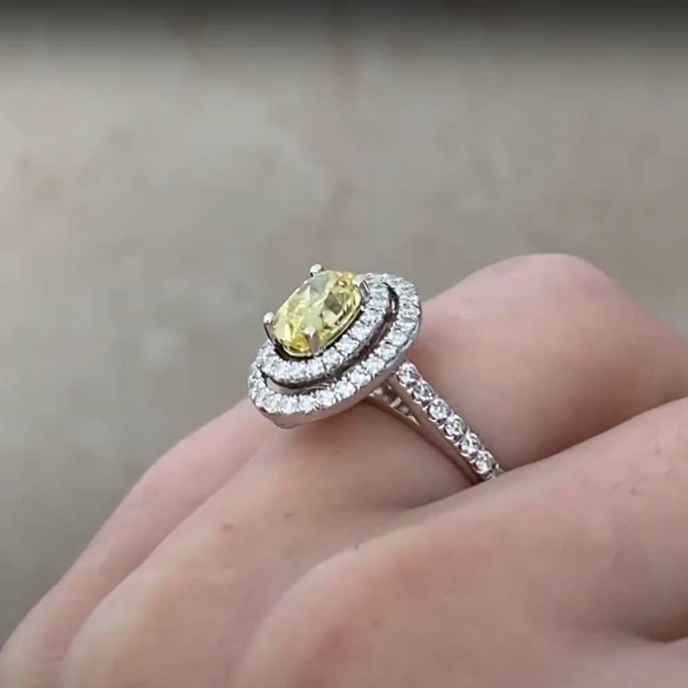 Taglio ovale Anello a doppio anello con diamanti gialli taglio ovale (GIA circa 1 carato), platino in vendita