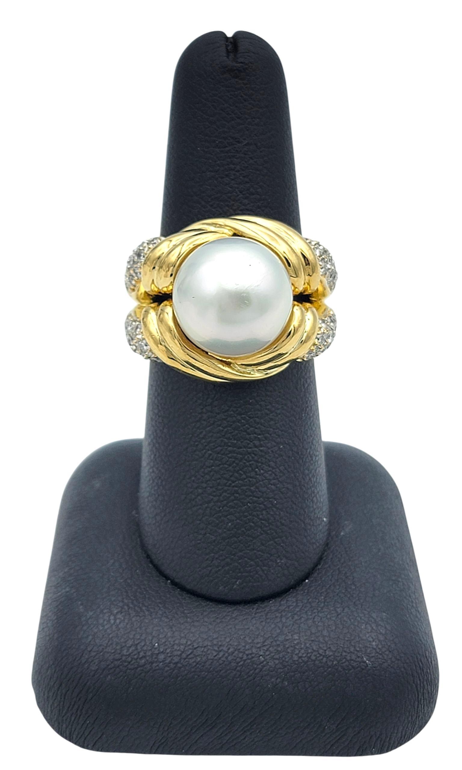 Anillo de cóctel de perlas de agua dulce talla oval y pavé de diamantes Oro amarillo de 18 quilates en venta 4