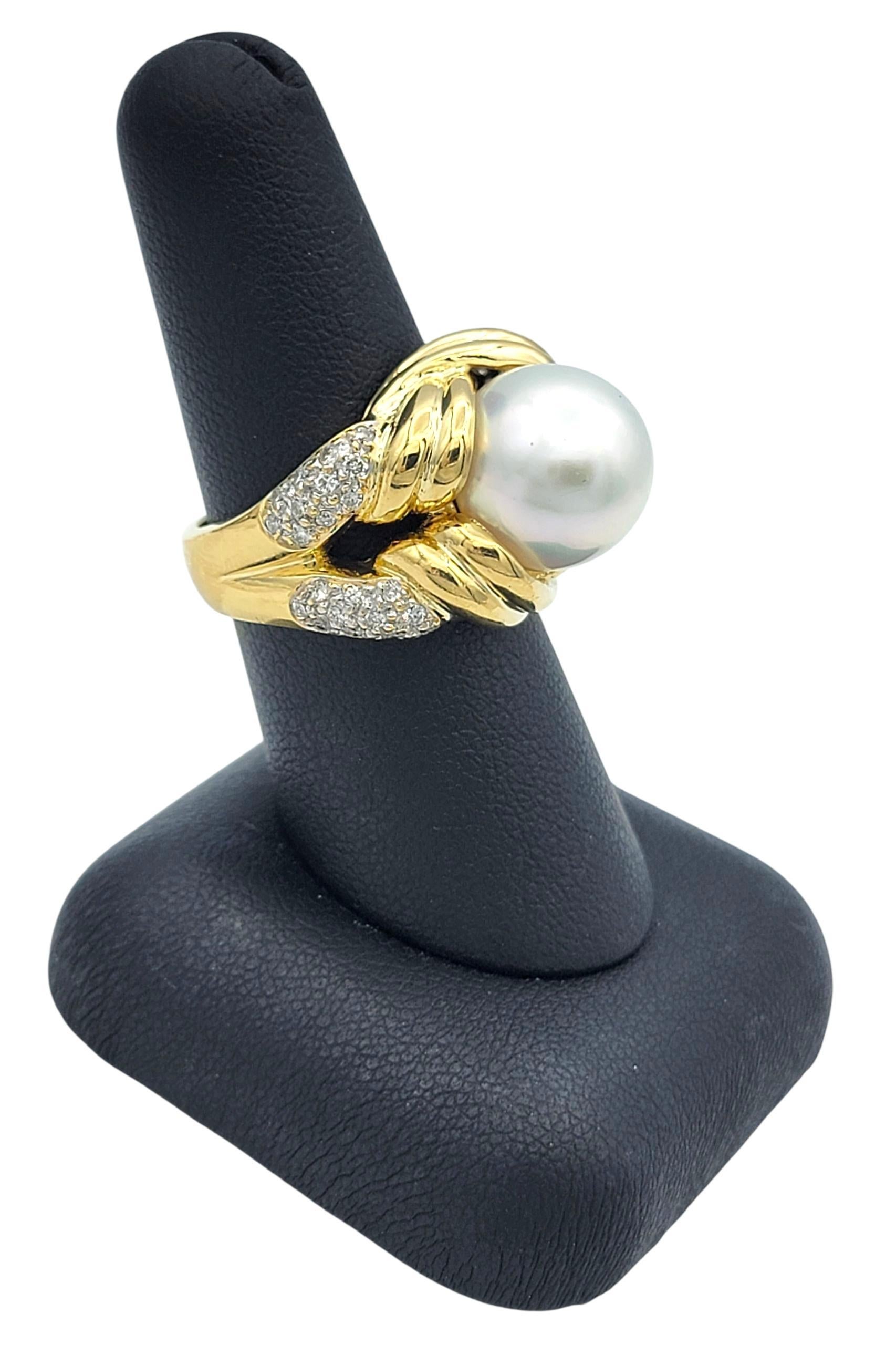 Anillo de cóctel de perlas de agua dulce talla oval y pavé de diamantes Oro amarillo de 18 quilates en venta 5