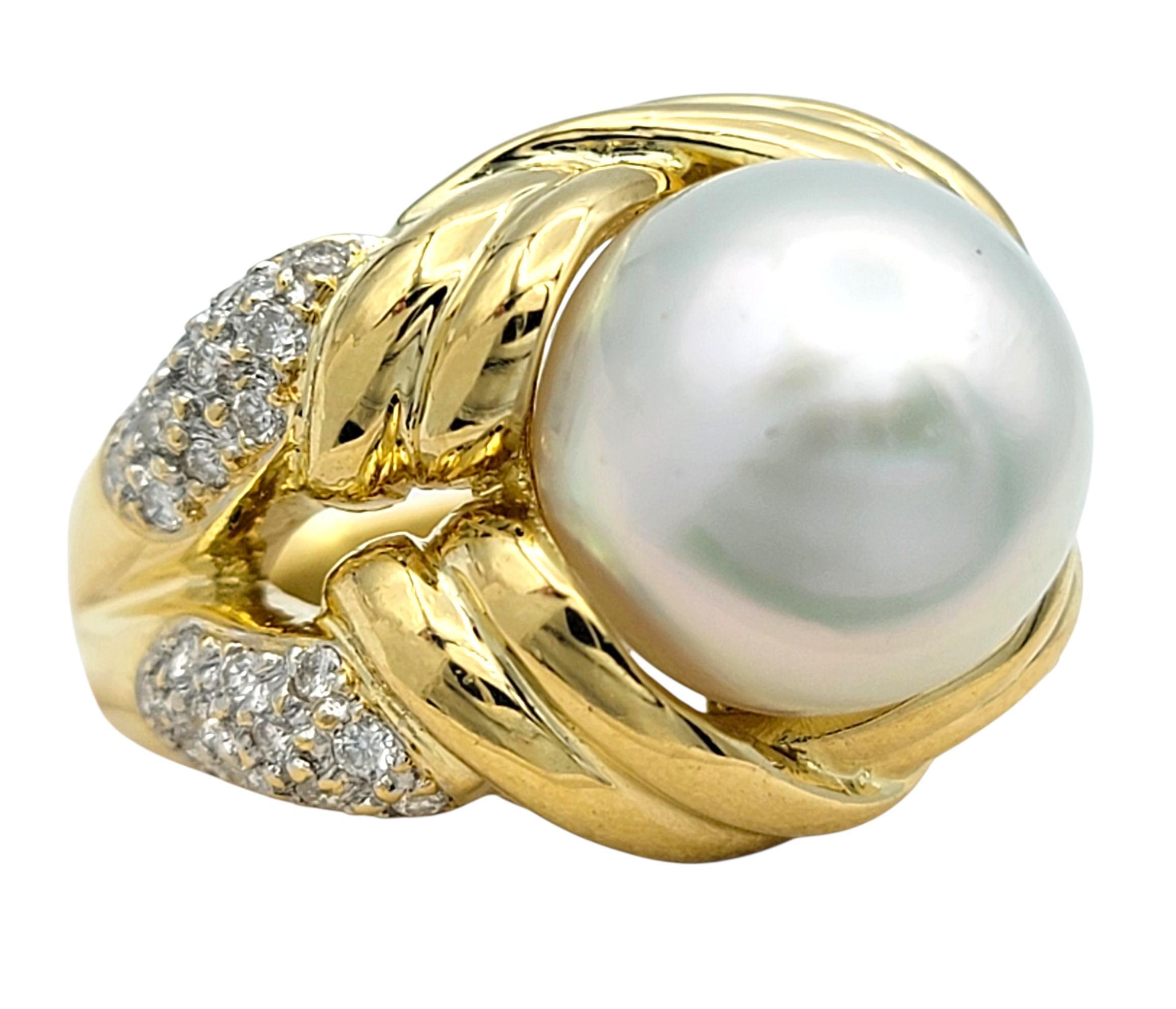 Este elegante anillo exhibe una luminosa perla de agua dulce envuelta en un cálido y escultural engaste de oro amarillo. La perla brilla con un suave brillo natural y un suave matiz rosado que le confiere una presencia romántica y refinada. Fluyendo