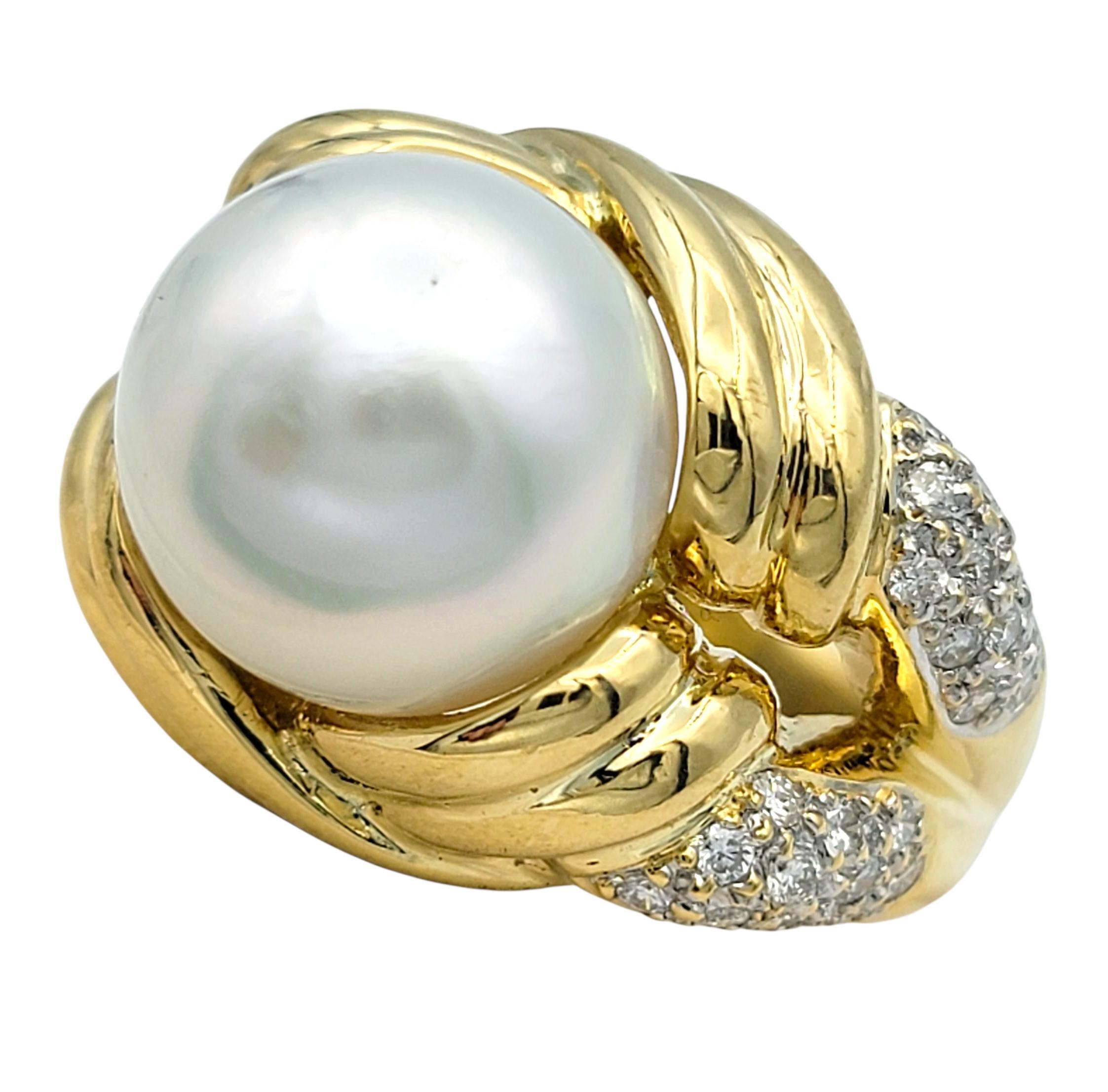 Anillo de cóctel de perlas de agua dulce talla oval y pavé de diamantes Oro amarillo de 18 quilates Contemporáneo en venta