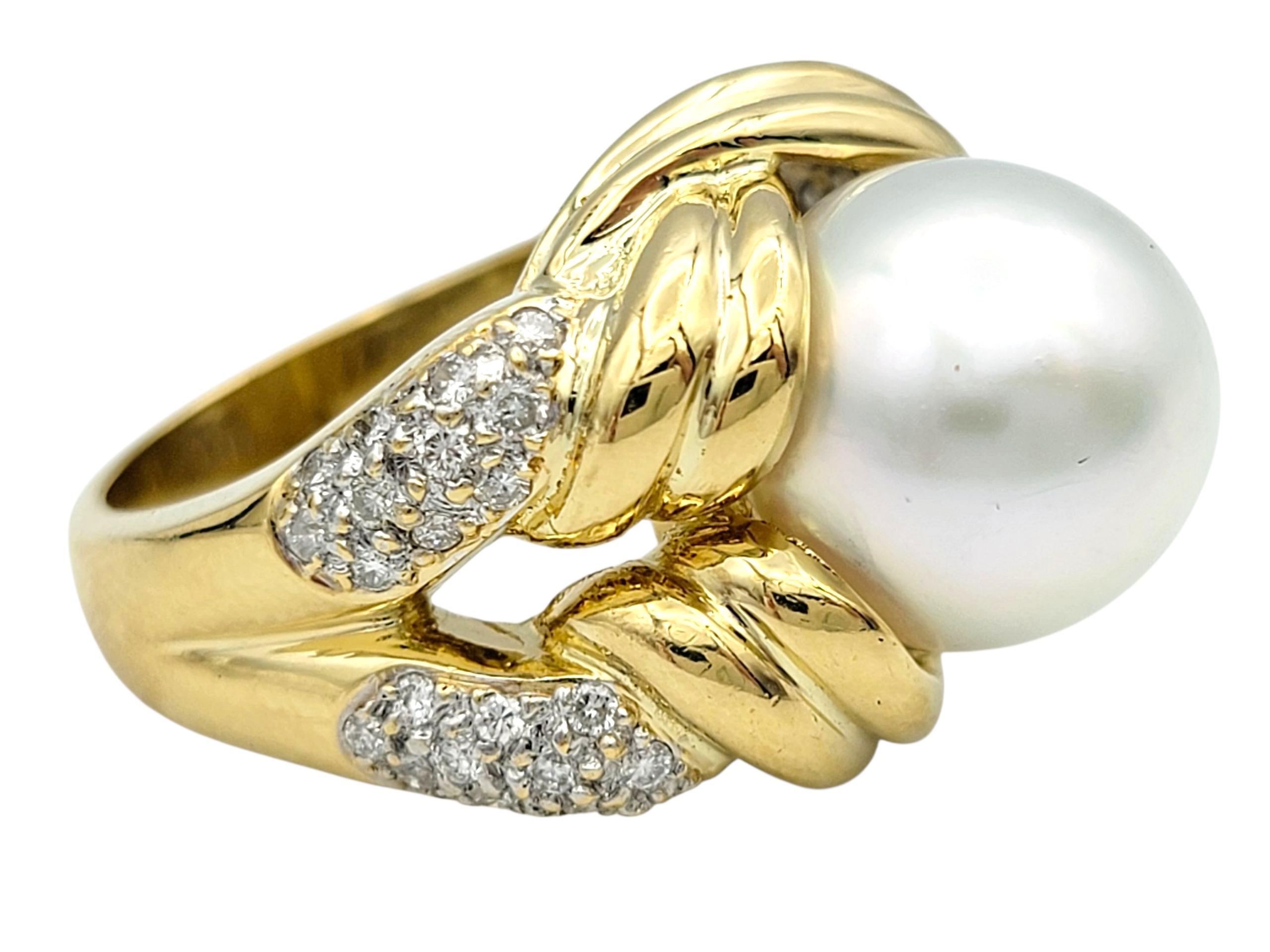 Anillo de cóctel de perlas de agua dulce talla oval y pavé de diamantes Oro amarillo de 18 quilates Corte oval en venta