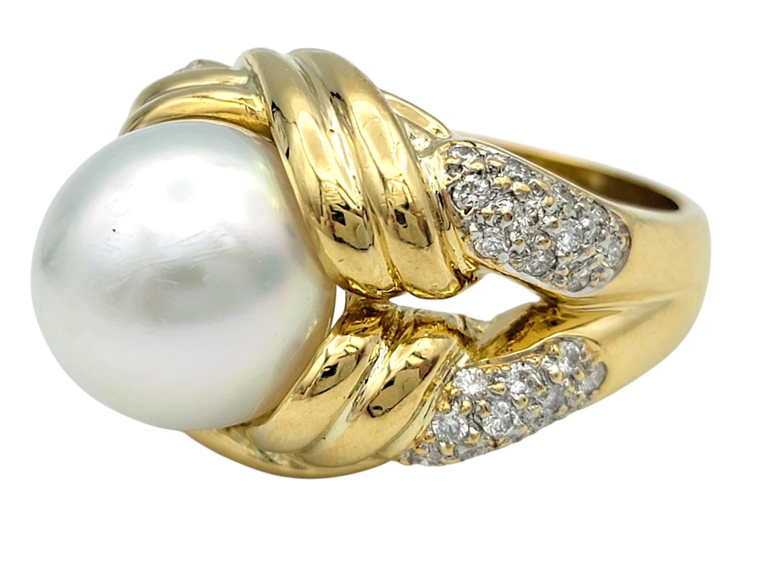 Anillo de cóctel de perlas de agua dulce talla oval y pavé de diamantes Oro amarillo de 18 quilates en Excelente estado para la venta en Scottsdale, AZ