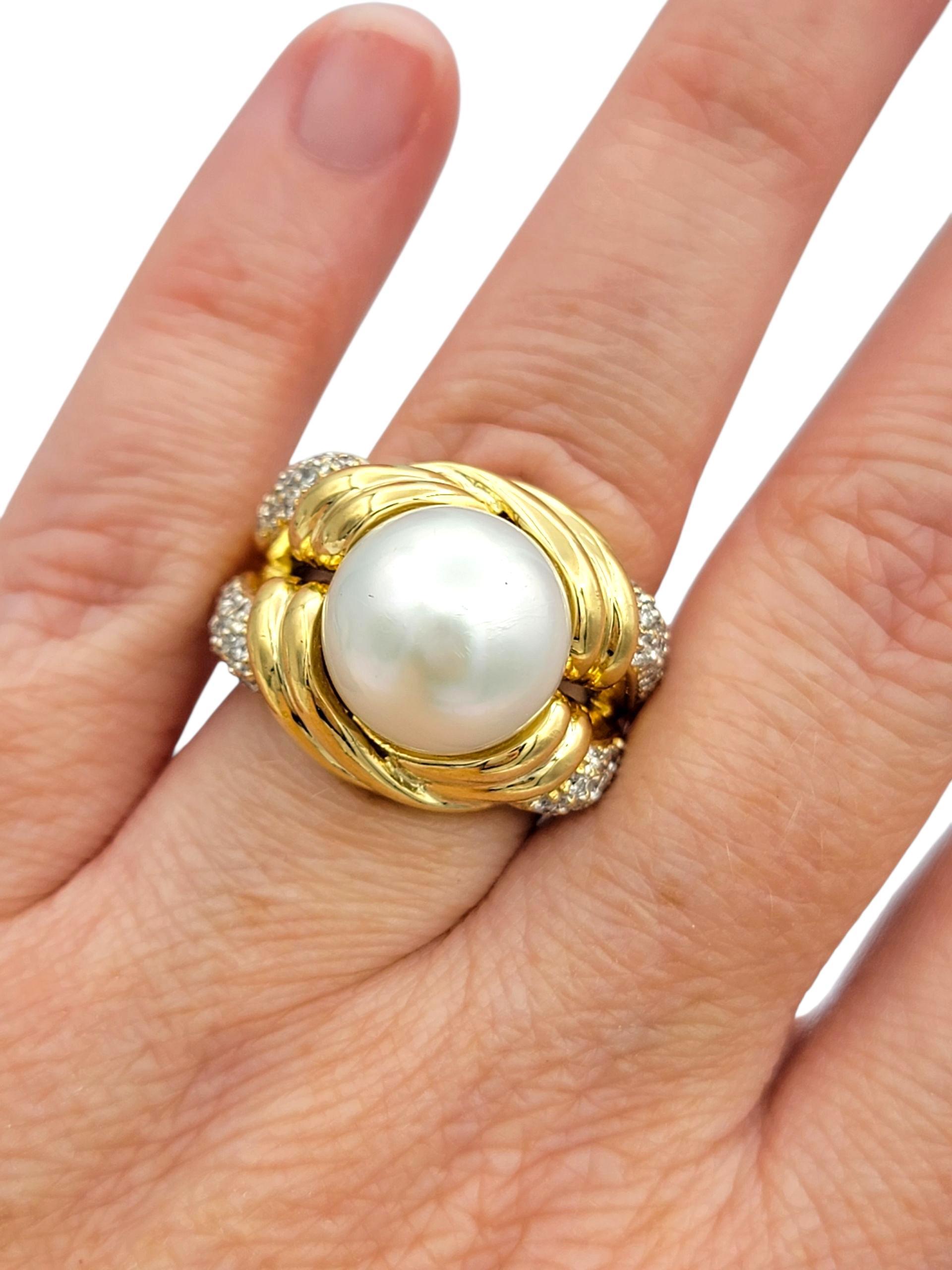 Anillo de cóctel de perlas de agua dulce talla oval y pavé de diamantes Oro amarillo de 18 quilates en venta 2