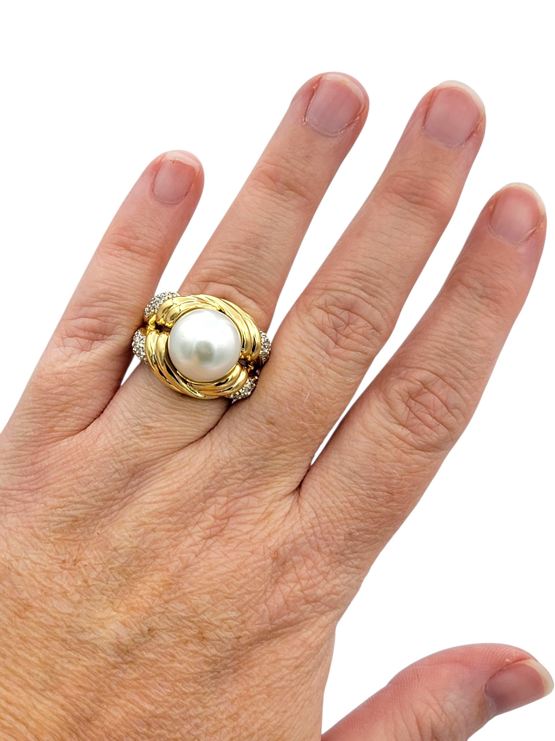 Anillo de cóctel de perlas de agua dulce talla oval y pavé de diamantes Oro amarillo de 18 quilates en venta 3