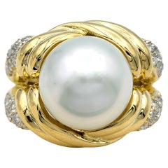 Anello cocktail con perle d
acqua dolce taglio ovale e diamanti pavé in oro giallo 18 carati