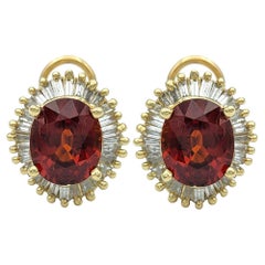 Orecchini a lobo con granato taglio ovale e diamanti baguette in oro giallo 14 carati