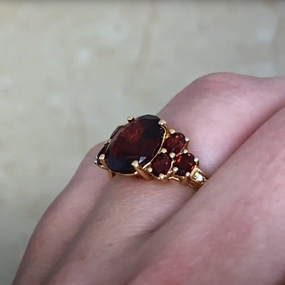 Oval Cut Garnet and Diamond Ring (Approx. 4.30-Carats), 18K Yellow Gold In Excellent Condition For Sale In New York, NY