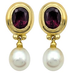 Pendientes Omega de oro pulido de 18 quilates con perla y granate talla oval