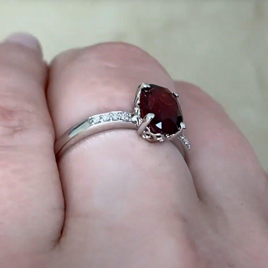 Taille ovale Bague de fiançailles en or blanc 14 carats avec grenat taille ovale (environ 1,60 carat) en vente