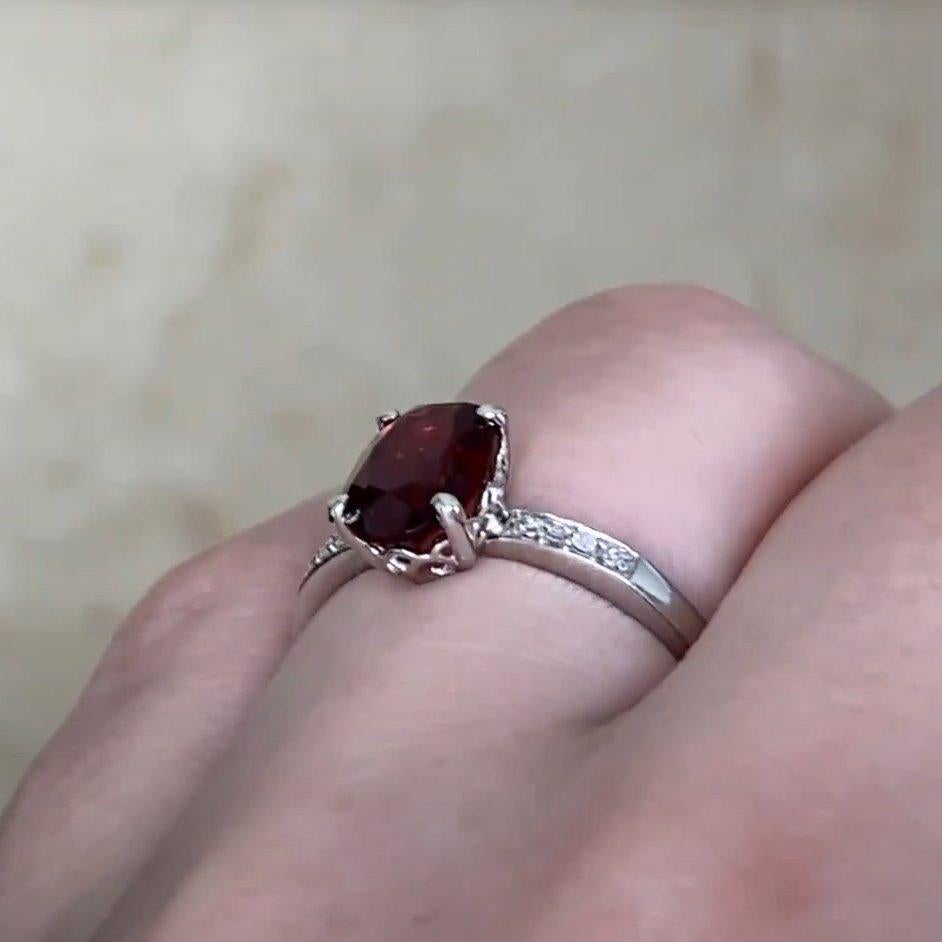 Bague de fiançailles en or blanc 14 carats avec grenat taille ovale (environ 1,60 carat) Pour femmes en vente