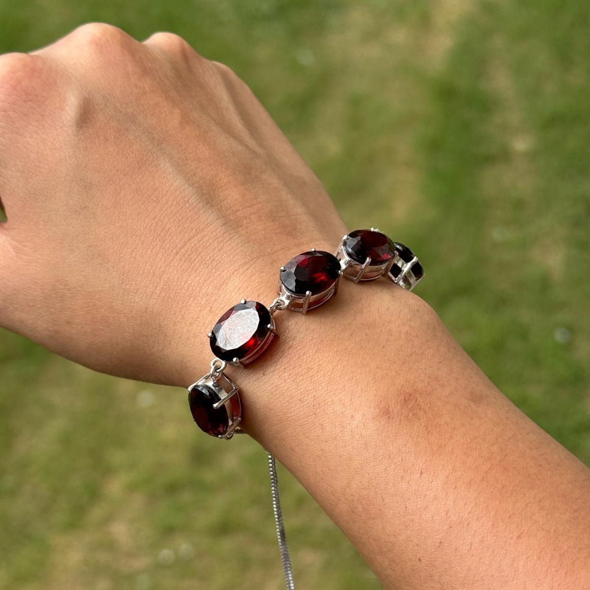 Bracciale regolabile con gemme di granato dal taglio ovale per regali in argento 925 in vendita 4