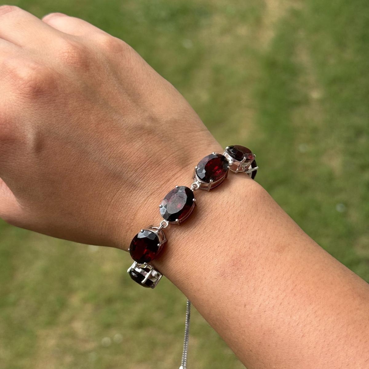 Taglio ovale Bracciale regolabile con gemme di granato dal taglio ovale per regali in argento 925 in vendita
