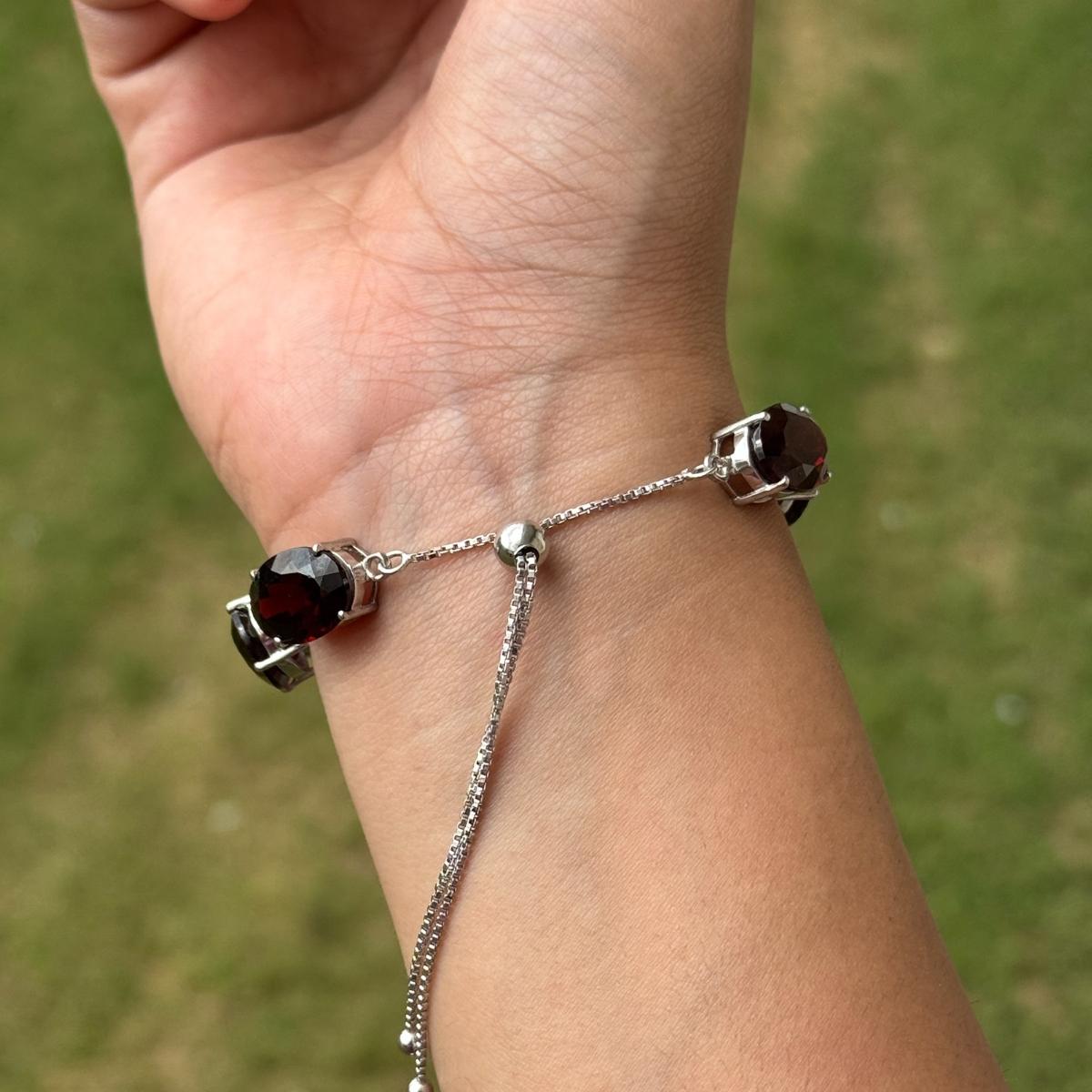Donna Bracciale regolabile con gemme di granato dal taglio ovale per regali in argento 925 in vendita