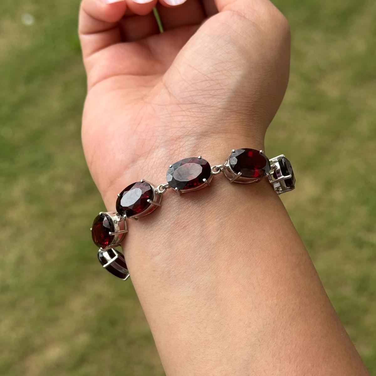 Bracciale regolabile con gemme di granato dal taglio ovale per regali in argento 925 in vendita 2