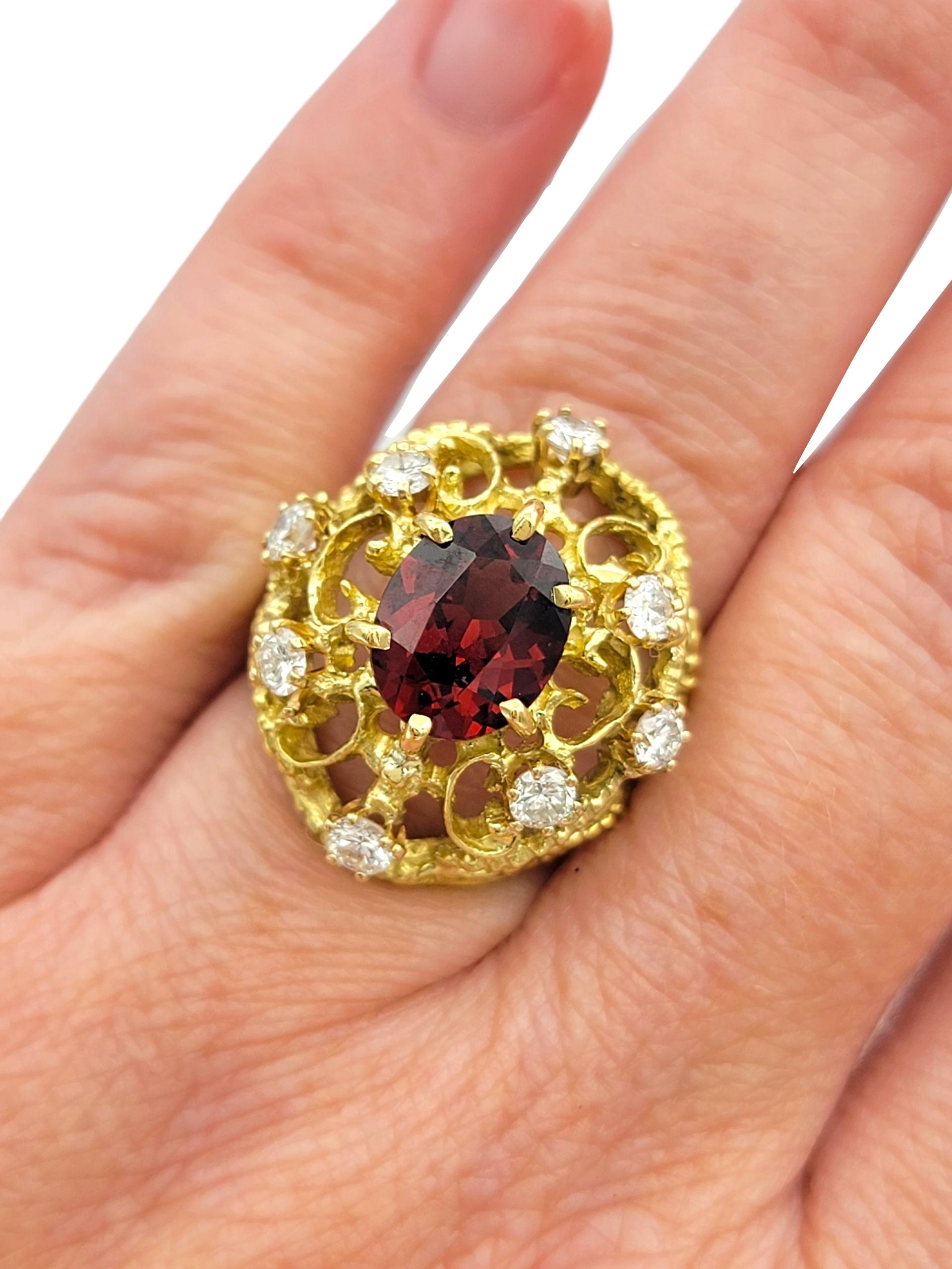 Bague cocktail bombée en or 18 carats à motif de volutes ouvertes en grenat taillé en ovale et diamants en vente 4