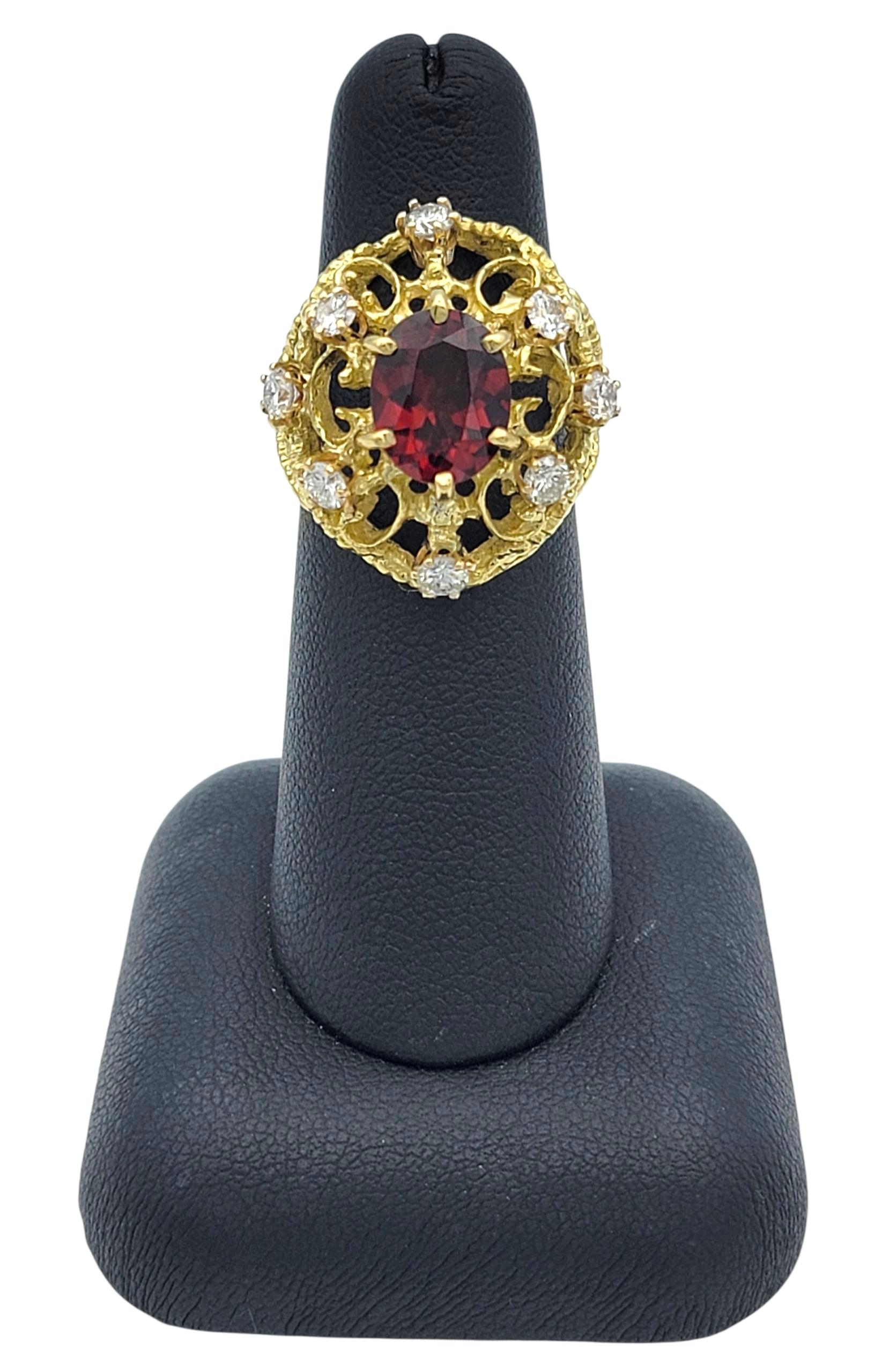 Bague cocktail bombée en or 18 carats à motif de volutes ouvertes en grenat taillé en ovale et diamants en vente 5