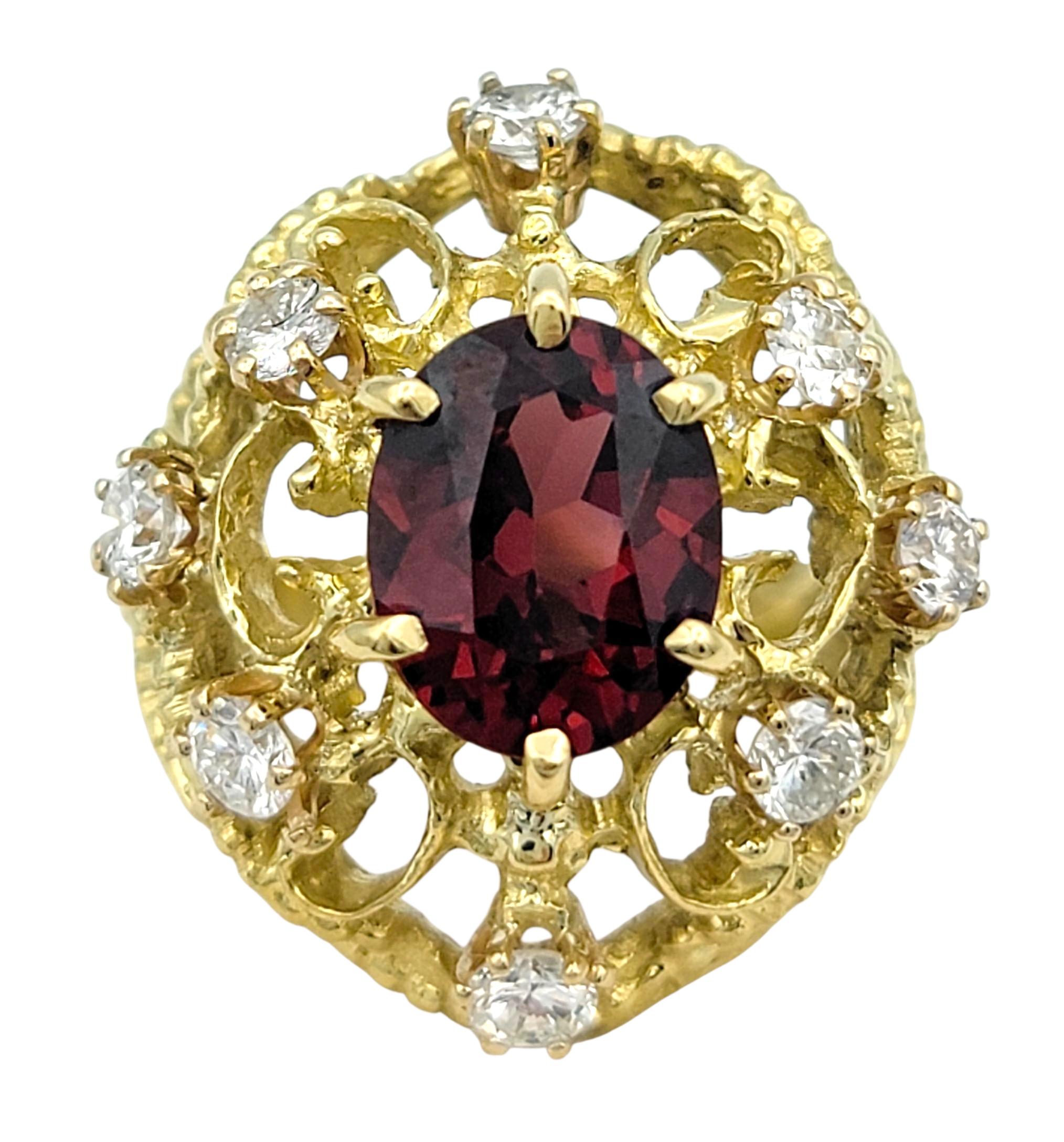 Cette élégante bague met en valeur un grenat d'un rouge profond en son centre, entouré d'un cadre tourbillonnant de diamants étincelants. La riche teinte du grenat contraste magnifiquement avec la chaude monture en or jaune, créant un look à la fois