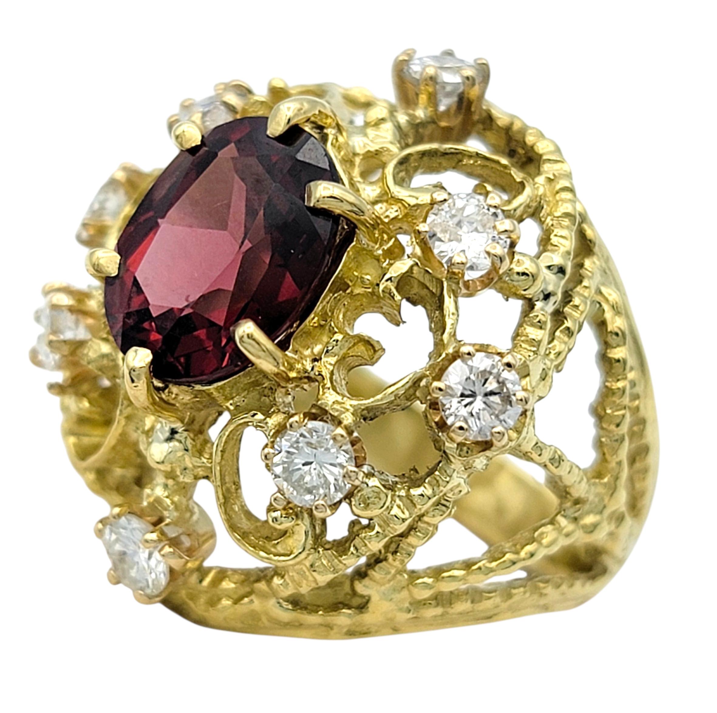 Contemporain Bague cocktail bombée en or 18 carats à motif de volutes ouvertes en grenat taillé en ovale et diamants en vente